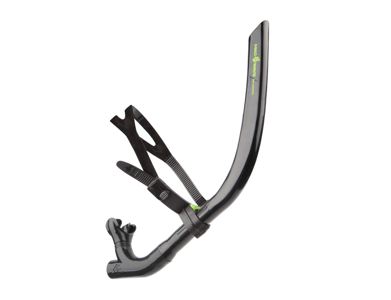 Тренажер дыхательный для плавания Mad Wave Pro Snorkel, цвет: черный10015972 Тренажер дыхательный для плавания Mad Wave Pro Snorkel, цвет: черный10015972Трубка-тренажер Mad Wave Pro Snorkel - это спортивный тренажер, предназначенный для освоения и усовершенствования техники плавания. Он позволяет на начальной стадии тренировок сконцентрироваться на движениях, расслабиться и не думать о дыхании. Со временем при регулярных занятиях у вас сформируется мышечная память, и вы сможете автоматически выполнять правильные, точные движения. Одной из особенностей является повышение аэробных возможностей организма за счет сопротивления дыханию при использовании тренажера. Трубка Pro Snorkel имеет жесткую фиксацию в налобном креплении которая не позволяет трубке вращаться внутри крепления и менять свое положение во время движения. Трубка имеет новый удобный эргономичный загубник.