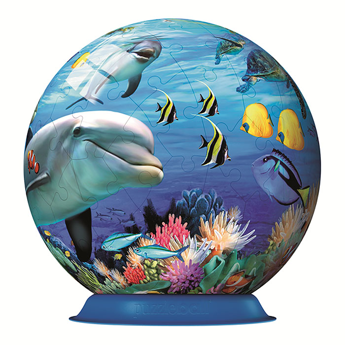 Ravensburger 3D Пазл Подводный мир12128 Ravensburger 3D Пазл Подводный мир12128Объемные 3D-пазлы Ravensburger - это уникальная серия пазлов, которые позволяют создать фигуры в форме шара с красочными рисунками на любой вкус. Пазл Подводный мир представляет собой шар из 72 элементов, оформленный красочным изображением плывущих в море дельфинов. Детали пазла изготовлены из прочного высококачественного пластика и имеют особую изогнутую форму, идеально стыкуются друг с другом. Технология легкого щелчка позволяет легко собрать прочный шар. Точно подходящие детали делают конструкцию очень устойчивой, скрепление деталей клеем не требуется. Каждая деталь с внутренней стороны пронумерована для облегчения сборки. Собирание такой головоломки тренирует тонкую моторику и пространственное мышление. Пазл - великолепная игра для семейного досуга. Сегодня собирание пазлов стало особенно популярным, главным образом, благодаря своей многообразной тематике, способной удовлетворить самый взыскательный вкус. А для детей это не только интересно,...