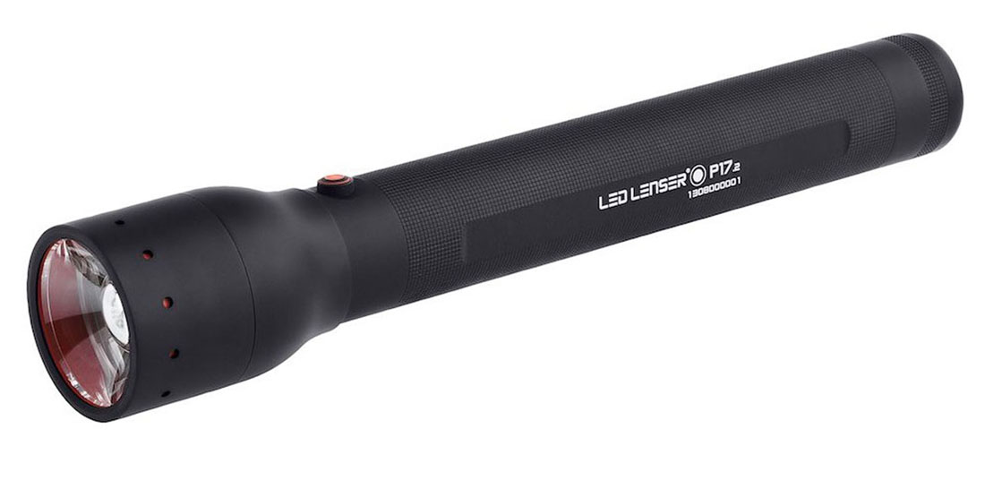 Фонарь светодиодный Led Lenser P17.29417 Фонарь светодиодный Led Lenser P17.29417Профессиональный фонарь LED Lenser Р17.2 предназначен для локального освещения предметов. Он чрезвычайно высокопроизводителен, удобен и крепок. Корпус фонаря выполнен из прочного алюминиевого сплава, имеет высокую степень защиты от пыли и воды, не восприимчив к транспортной вибрации и может использоваться на природе, как источник света. Фонарь имеет позолоченные контакты, благодаря чему они не окислятся даже в морском соляном тумане при высоких температурах. Также фонарь оснащен системой AFS (изменяемая фокусировка одним движением руки), благодаря которой Вы сможете освещать предметы, как на большом расстоянии, так и вблизи. Светодиод имеет ресурс до 100 000 часов непрерывной работы. Они устойчивы к ударам и не перегорают, как лампы накаливания. Фонарь получил премию IF Design (Международного форума по дизайну). Дальность луча: 420 м. Световой поток: 450 лм. Время работы светодиода: до 100000 ч. Питание от 3 батареек тип D (входят в комплект).