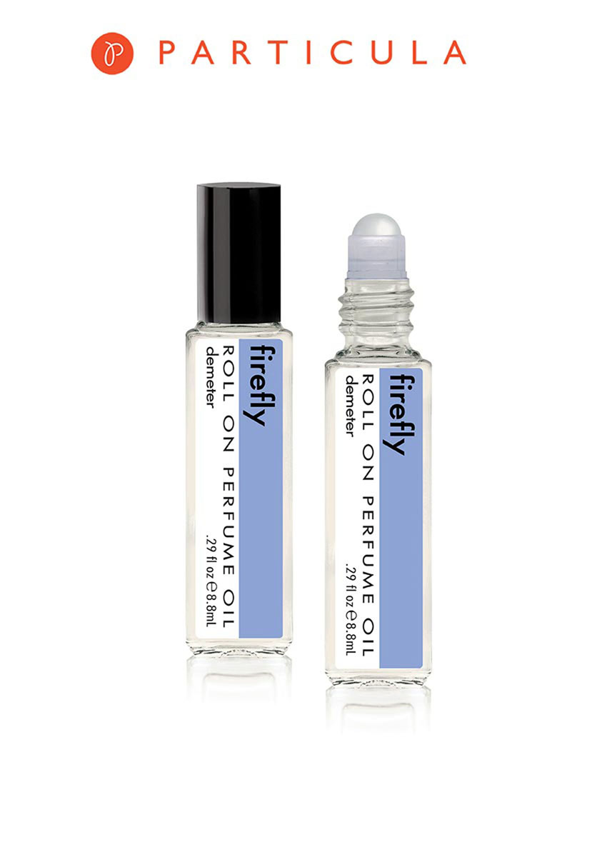 Demeter Fragrance Library Парфюмерное масло Светлячки (Firefly), 8,8 млDM01578 Demeter Fragrance Library Парфюмерное масло Светлячки (Firefly), 8,8 млDM01578Можно выдохнуть: это не запах препарированных насекомых, а ночной аромат ранней весны, когда на деревьях появляются эти первые светящиеся жучки. Как известно, светят они для привлечения особей противоположного пола. Аромат получился романтичный и очень загадочный. Светлячки — они такие. Способ применения: нанести на сухую, чистую кожу. На точки пульса. Парфюмерные масла - это концентрат, в состав которого входят только натуральные ароматические вещества. Парфюмерные масла, состоящие из масляной основы и сбалансированной парфюмерной композиции, обеспечивают стойкость аромата, поэтому запах держится очень долго. Отсутствие спирта делает ароматы менее летучими, не вызывает аллергической реакции и не высушивает кожу. Они не испаряются с кожи, а постепенно впитываются в нее. Товар сертифицирован.