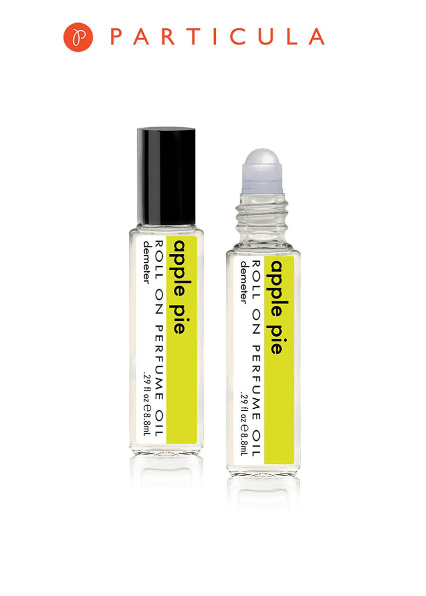 Demeter Fragrance Library Парфюмерное масло Яблочный пирог (Apple pie), 8,8 млDM03478 Demeter Fragrance Library Парфюмерное масло Яблочный пирог (Apple pie), 8,8 млDM03478Чтобы приготовить яблочный пирог потребуется: 200 г сахара, 5 яиц, 200 г муки, 500 г яблок. Смешать, взбить, добавить, выпекать. Чтобы насладиться ароматом яблочного пирога достаточно приобрести флакончик с духами Яблочный пирог. Вас ждут: яблоки, корица, мускатный орех и бисквитное тесто. Способ применения: нанести на сухую, чистую кожу. На точки пульса. Парфюмерные масла - это концентрат, в состав которого входят только натуральные ароматические вещества. Парфюмерные масла, состоящие из масляной основы и сбалансированной парфюмерной композиции, обеспечивают стойкость аромата, поэтому запах держится очень долго. Отсутствие спирта делает ароматы менее летучими, не вызывает аллергической реакции и не высушивает кожу. Они не испаряются с кожи, а постепенно впитываются в нее. Товар сертифицирован.