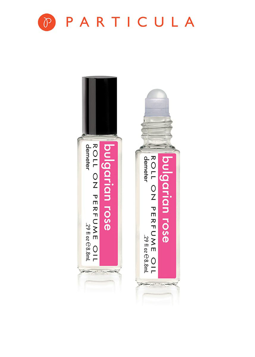Demeter Fragrance Library Парфюмерное масло Болгарская роза (Bulgarian rose), 8,8 млDM05278 Demeter Fragrance Library Парфюмерное масло Болгарская роза (Bulgarian rose), 8,8 млDM05278Чем же так хороша болгарская роза? Секрет в том, что именно Болгария является крупнейшим экспортером весьма дорогого продукта — розового масла. Чтобы получить всего один грамм такого масла необходимо переработать больше 1,5 тысячи бутонов, а для того, чтобы путем дистилляции выделить 1 кг масла — 3,5 тонны лепестков. Впечатляет? 30 мл флакона Demeter, по скромным подсчетам, вместили 45 тысяч цветков. Согласитесь, такой букет и подарить не стыдно! Способ применения: нанести на сухую, чистую кожу. На точки пульса. Парфюмерные масла - это концентрат, в состав которого входят только натуральные ароматические вещества. Парфюмерные масла, состоящие из масляной основы и сбалансированной парфюмерной композиции, обеспечивают стойкость аромата, поэтому запах держится очень долго. Отсутствие спирта делает ароматы менее летучими, не вызывает аллергической реакции и не высушивает кожу. Они не испаряются с кожи, а постепенно впитываются в нее. Товар...