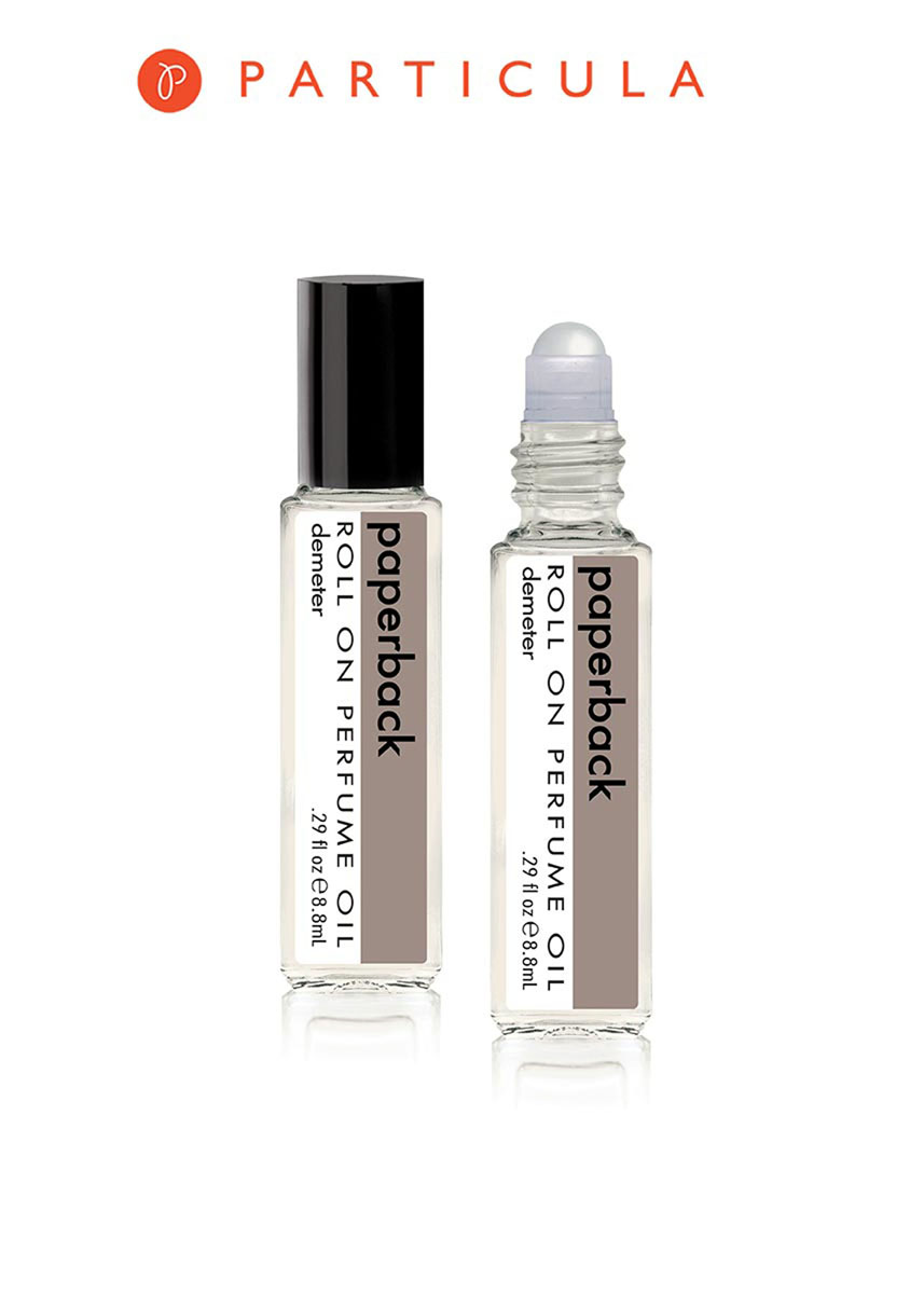 Demeter Fragrance Library Парфюмерное масло Книжный переплет (Paperback), 8,8 млDM09878 Demeter Fragrance Library Парфюмерное масло Книжный переплет (Paperback), 8,8 млDM09878Дорогие филологи, библиотекари, библиофилы, журналисты, писатели, читатели и просто книжные червячки! Для вас есть профессиональный подарок — духи с запахом книжного переплета. Он именно для тех ситуаций, когда под рукой нет любимой книги, но очень хочется что-нибудь почитать. А почитать, поверьте, есть что! Захватывающая композиция из ароматов кожи, бумаги и пыльных страниц. Вы сможете делать пометки, вчитываться и обязательно поделитесь прочитанным с друзьями — они такого еще не слышали. Способ применения: Нанести на сухую, чистую кожу. На точки пульса. Парфюмерные масла - это концентрат, в состав которого входят только натуральные ароматические вещества. Парфюмерные масла, состоящие из масляной основы и сбалансированной парфюмерной композиции, обеспечивают стойкость аромата, поэтому запах держится очень долго. Отсутствие спирта делает ароматы менее летучими, не вызывает аллергической реакции и не высушивает кожу. Они не испаряются с кожи, а постепенно...