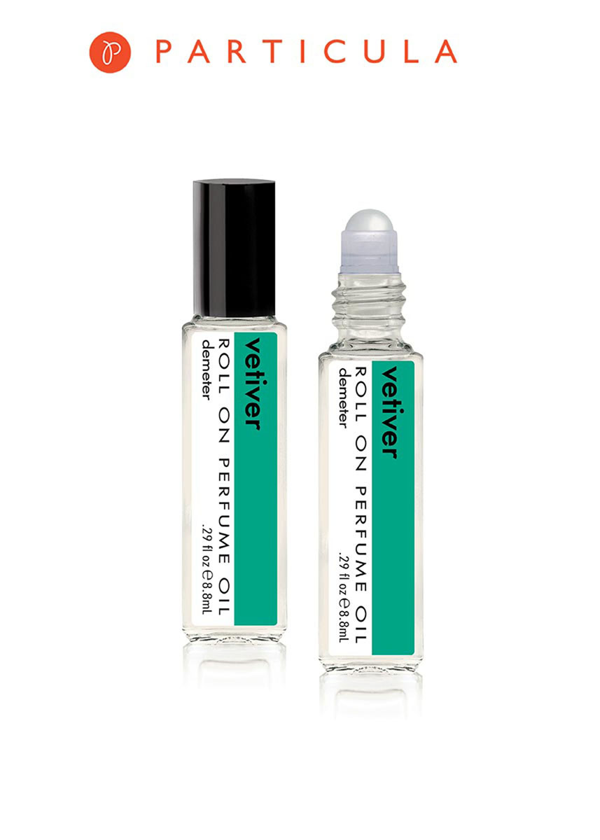 Demeter Fragrance Library Парфюмерное масло Ветивер (Vetiver), 8,8 млDM12378 Demeter Fragrance Library Парфюмерное масло Ветивер (Vetiver), 8,8 млDM12378Отличный представитель коллекции Demeter для мужской аудитории! Ветивер — классический участник различных парфюмов, эфирных масел и ароматических свечей. И вот впервые он солировал в духах от Demeter. Его роль во флаконе — крайне мужская, серьезная. Текста немного, но вы бы видели, как он играет! Одного пшика будет точно недостаточно. Особо смелые девушки, конечно, могут его попробовать, но будьте осторожны: ветивер — это не шутки. Способ применения: нанести на сухую, чистую кожу. На точки пульса. Парфюмерные масла - это концентрат, в состав которого входят только натуральные ароматические вещества. Парфюмерные масла, состоящие из масляной основы и сбалансированной парфюмерной композиции, обеспечивают стойкость аромата, поэтому запах держится очень долго. Отсутствие спирта делает ароматы менее летучими, не вызывает аллергической реакции и не высушивает кожу. Они не испаряются с кожи, а постепенно впитываются в нее. Товар сертифицирован.