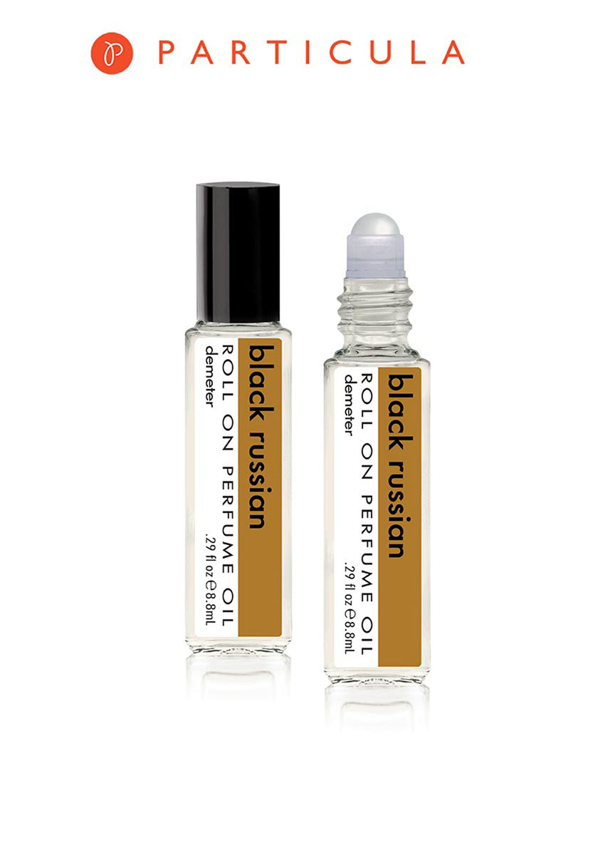 Demeter Fragrance Library Парфюмерное масло Черный русский (Black Russian), 8,8 млDM14478 Demeter Fragrance Library Парфюмерное масло Черный русский (Black Russian), 8,8 млDM14478Если раньше американский рецепт задушевных разговоров звучал как Кофе и сигареты, то позже к нему добавился новый - Кофе и водка. Темный коктейль Черный русский: кофейный ликер, водка, лед, олд-фэшн бокал, не взбалтывать, не смешивать. Исключительно для ценителей. Достойный участник секретного клуба Demeter Fragrance Bar, передающий привет своему Белому русскому брату. Способ применения: нанести на сухую, чистую кожу. На точки пульса. Парфюмерные масла - это концентрат, в состав которого входят только натуральные ароматические вещества. Парфюмерные масла, состоящие из масляной основы и сбалансированной парфюмерной композиции, обеспечивают стойкость аромата, поэтому запах держится очень долго. Отсутствие спирта делает ароматы менее летучими, не вызывает аллергической реакции и не высушивает кожу. Они не испаряются с кожи, а постепенно впитываются в нее. Товар сертифицирован.