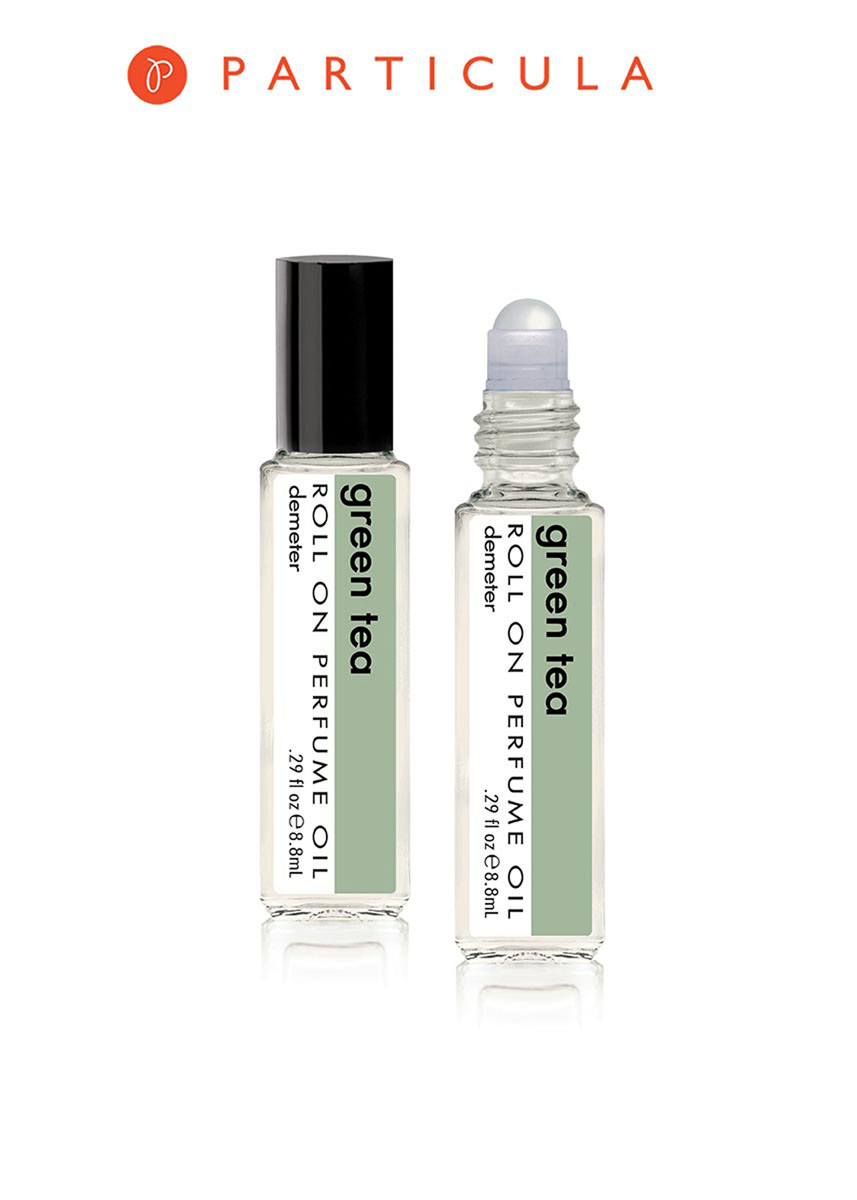 Demeter Fragrance Library Парфюмерное масло Зеленый чай (Green tea), 8,8 млDM15378 Demeter Fragrance Library Парфюмерное масло Зеленый чай (Green tea), 8,8 млDM15378Зеленый чай самый спокойный из всей линейки чайных ароматов. Сам аромат композиторы характеризуют как обволакивающий, то есть ощущение, что перед вами чашка горячего зеленого чая, не будет покидать еще очень долго. Способ применения: нанести на сухую, чистую кожу. На точки пульса. Парфюмерные масла - это концентрат, в состав которого входят только натуральные ароматические вещества. Парфюмерные масла, состоящие из масляной основы и сбалансированной парфюмерной композиции, обеспечивают стойкость аромата, поэтому запах держится очень долго. Отсутствие спирта делает ароматы менее летучими, не вызывает аллергической реакции и не высушивает кожу. Они не испаряются с кожи, а постепенно впитываются в нее. Товар сертифицирован.