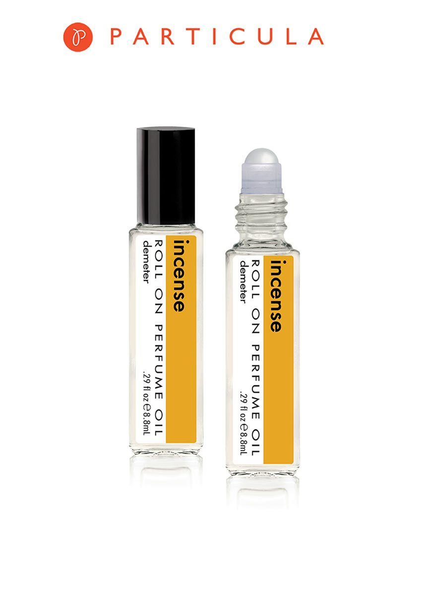 Demeter Fragrance Library Парфюмерное масло Ладан (Incense), 8,8 млDM18878 Demeter Fragrance Library Парфюмерное масло Ладан (Incense), 8,8 млDM18878В русском фольклоре есть известная поговорка — Дышать на ладан. С тех пор, как Demeter появился в России, поговорка явно потеряла всякий смысл. Зачем же дышать на ладан, если перед вами флакон удивительного и глубокого аромата Incense? Дышите им! Пробуйте сами и советуйте друзьям! Способ применения: Нанести на сухую, чистую кожу. На точки пульса. Парфюмерные масла - это концентрат, в состав которого входят только натуральные ароматические вещества. Парфюмерные масла, состоящие из масляной основы и сбалансированной парфюмерной композиции, обеспечивают стойкость аромата, поэтому запах держится очень долго. Отсутствие спирта делает ароматы менее летучими, не вызывает аллергической реакции и не высушивает кожу. Они не испаряются с кожи, а постепенно впитываются в нее. Товар сертифицирован.