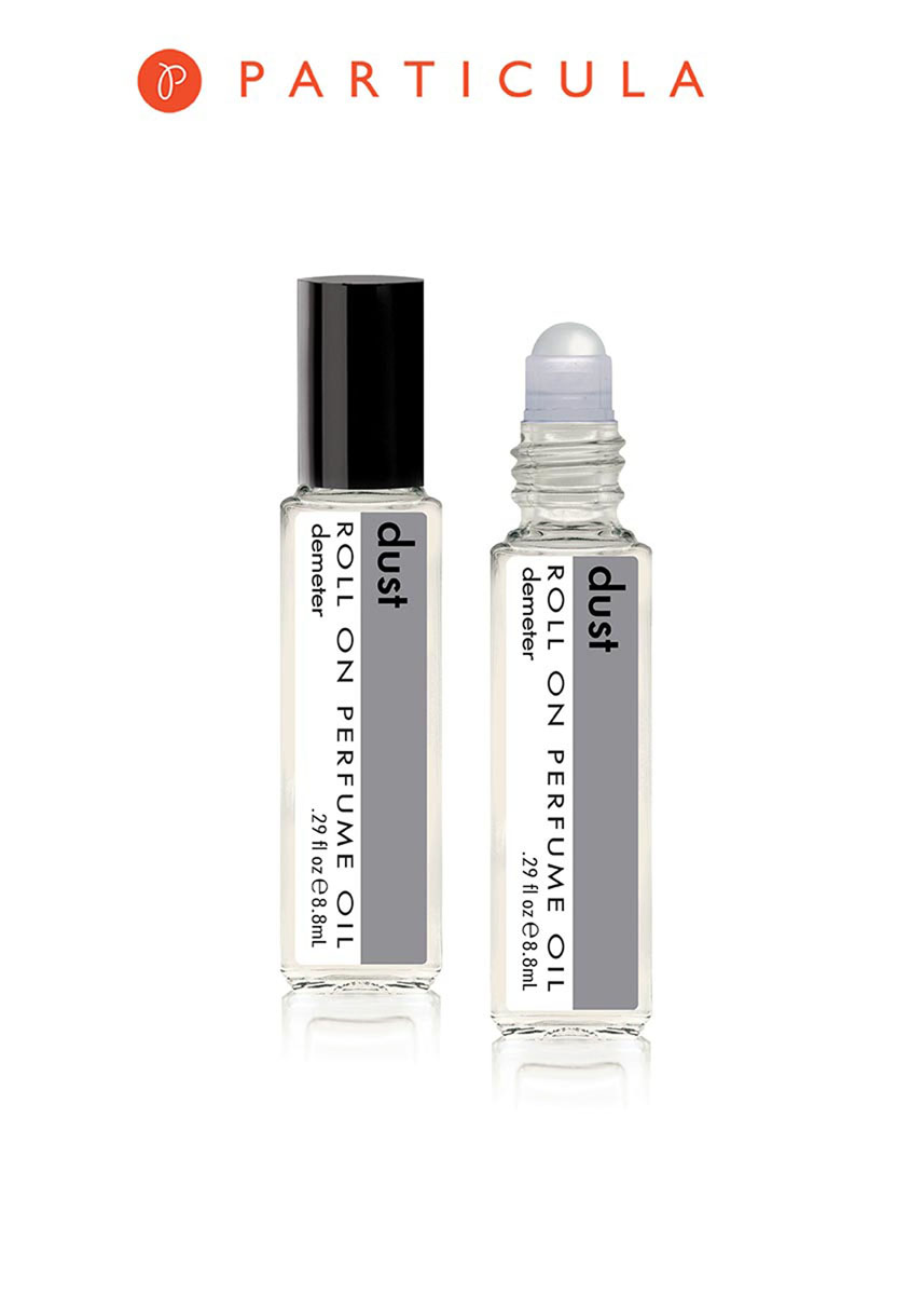 Demeter Fragrance Library Парфюмерное масло Пыль (Dust), 8,8 млDM21478 Demeter Fragrance Library Парфюмерное масло Пыль (Dust), 8,8 млDM21478Пыль окружает нас везде, в том числе и дома: все когда-нибудь делали уборку. Но эту пыль, во флакончике, не нужно никуда убирать, потому что она - яркий представитель странных и абсурдных ароматов наравне с Землей. Способ применения: нанести на сухую, чистую кожу. На точки пульса. Парфюмерные масла - это концентрат, в состав которого входят только натуральные ароматические вещества. Парфюмерные масла, состоящие из масляной основы и сбалансированной парфюмерной композиции, обеспечивают стойкость аромата, поэтому запах держится очень долго. Отсутствие спирта делает ароматы менее летучими, не вызывает аллергической реакции и не высушивает кожу. Они не испаряются с кожи, а постепенно впитываются в нее. Товар сертифицирован.