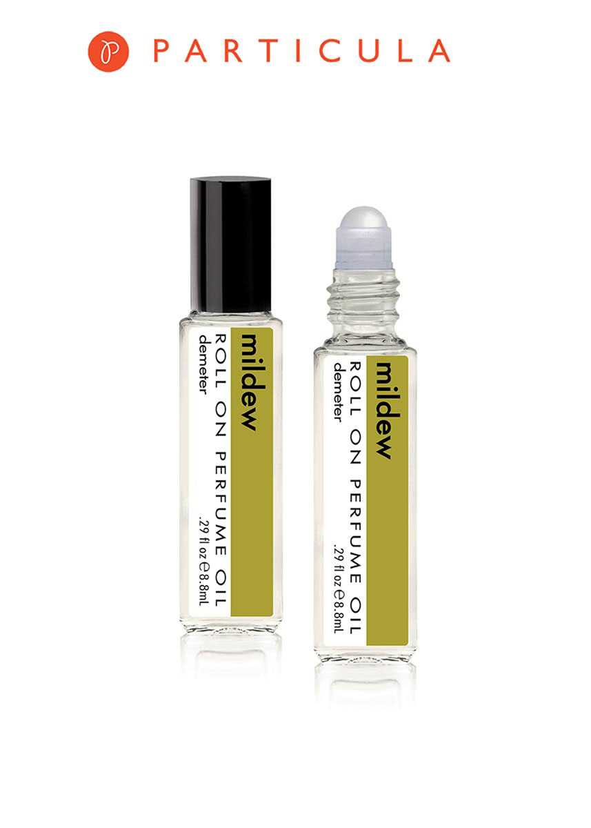Demeter Fragrance Library Парфюмерное масло Плесень (Mildew), 8,8 млDM25478 Demeter Fragrance Library Парфюмерное масло Плесень (Mildew), 8,8 млDM25478Отличные духи, не так ли? Симбиоз абсурда и парфюмерии. Это тот самый аромат, который можно найти практически везде: иногда на батоне хлеба, иногда в йогурте, бывает, что так пахнет застоявшаяся вода или, например, домашний кондиционер. Теперь у вас есть отличная возможность ощутить этот аромат. В любое время! Способ применения: нанести на сухую, чистую кожу. На точки пульса. Парфюмерные масла - это концентрат, в состав которого входят только натуральные ароматические вещества. Парфюмерные масла, состоящие из масляной основы и сбалансированной парфюмерной композиции, обеспечивают стойкость аромата, поэтому запах держится очень долго. Отсутствие спирта делает ароматы менее летучими, не вызывает аллергической реакции и не высушивает кожу. Они не испаряются с кожи, а постепенно впитываются в нее. Товар сертифицирован.