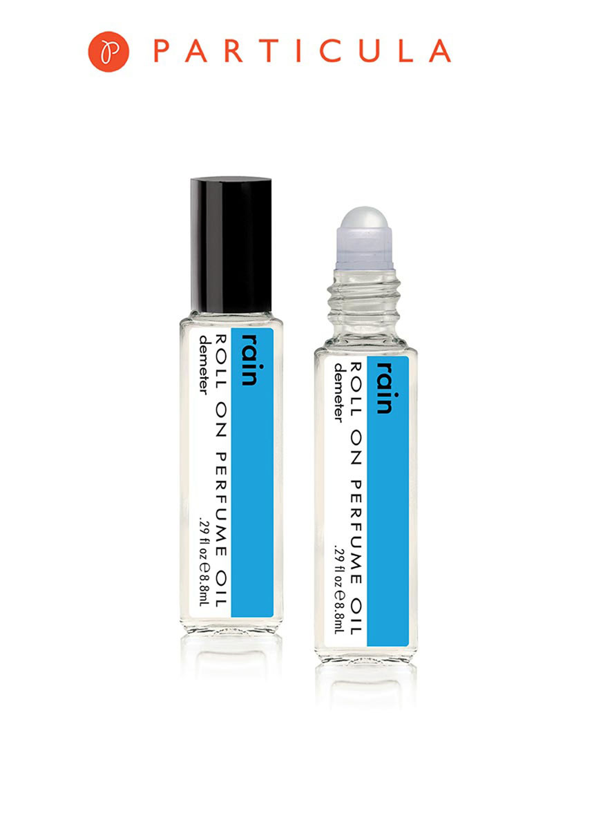 Demeter Fragrance Library Парфюмерное масло Летний дождь (Rain), 8,8 млDM25978 Demeter Fragrance Library Парфюмерное масло Летний дождь (Rain), 8,8 млDM25978Чем пахнет дождь? Тот самый теплый летний дождь, когда от него совсем не хочется прятаться под зонт. Композиторы Demeter постарались воплотить ваши самые промокшие и самые яркие воспоминания о летнем дожде. Это аромат поистине самый чистый в аромотеке Demeter. Чтобы начать им пользоваться, совсем не обязательно дожидаться лета — оно уже там, внутри флакончика. Способ применения: нанести на сухую, чистую кожу. На точки пульса. Парфюмерные масла - это концентрат, в состав которого входят только натуральные ароматические вещества. Парфюмерные масла, состоящие из масляной основы и сбалансированной парфюмерной композиции, обеспечивают стойкость аромата, поэтому запах держится очень долго. Отсутствие спирта делает ароматы менее летучими, не вызывает аллергической реакции и не высушивает кожу. Они не испаряются с кожи, а постепенно впитываются в нее. Товар сертифицирован.