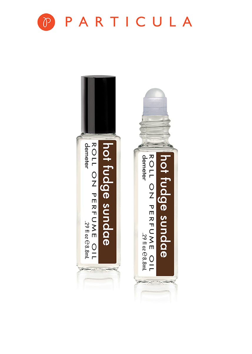 Demeter Fragrance Library Парфюмерное масло Горячий шоколадный пломбир (Hot fudge sundae), 8,8 млDM60378 Demeter Fragrance Library Парфюмерное масло Горячий шоколадный пломбир (Hot fudge sundae), 8,8 млDM60378Конечно, это не совсем пломбир, а сандэ - десерт из мороженого, орехов, взбитых сливок и сиропов. Но Хот Фьюдж Сандэ - это американский десерт, а значит помимо вышеперечисленного добавили туда горячий шоколадный соус, обсыпали кондитерской посыпкой, а сверху положили коктейльную вишенку. А назвали его пломбиром, чтобы вы не сразу сошли с ума от этого прекрасного аромата. Способ применения: нанести на сухую, чистую кожу. На точки пульса. Парфюмерные масла - это концентрат, в состав которого входят только натуральные ароматические вещества. Парфюмерные масла, состоящие из масляной основы и сбалансированной парфюмерной композиции, обеспечивают стойкость аромата, поэтому запах держится очень долго. Отсутствие спирта делает ароматы менее летучими, не вызывает аллергической реакции и не высушивает кожу. Они не испаряются с кожи, а постепенно впитываются в нее. Товар сертифицирован.