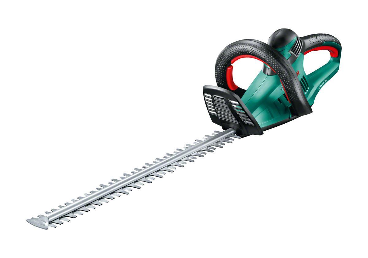 Кусторез Bosch AHS 45-260600847E00 Кусторез Bosch AHS 45-260600847E00Инновационная легкая конструкция делает работу менее напряженной и утомительной. Простота использования: эргономичные рукоятки с мягкой накладкой и прозрачной защитой рук обеспечивают безопасное и комфортное рабочее положение. Высокая производительность: двигатель мощностью 550 Вт и инновационный нож с функцией пиления и расстоянием между ножами 26 мм. Изготовленные по лазерной технологии ножи с алмазной заточкой обеспечивают чистоту и точность среза. Защитное устройство ножей для работы вдоль стен и фундамента. Работает от сети. Длина ножа: 450 мм. Мощность двигателя: 550 W. Расстояние между ножами: 26 мм. Число ходов на холостом ходу: 3.400 ход/мин.