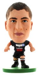 Фигурка футболиста FC Paris Saint-Germain Марко Верратти400279 Фигурка футболиста FC Paris Saint-Germain Марко Верратти400279Фигурка в виде Марко Верратти, игрока французского футбольного клуба Paris Saint-Germain, выполнена из безопасного пластика. Роспись ручной работы точно отражает детали формы клуба данного сезона, номер и фамилию футболиста. В комплект также входит карточка с информацией об игроке. Фигурка футболиста Марко Верратти придется по душе поклоннику футбольного клуба Пари Сен-Жермен и станет идеальным подарком для коллекционеров - поклонников футбола.