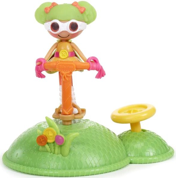 Lalaloopsy Игровой набор Веселый спорт Ходули530398 Lalaloopsy Игровой набор Веселый спорт Ходули530398Игровой набор Mini Lalaloopsy Веселый спорт: Ходули приведет в восторг вашу малышку и подарит ей долгие часы увлекательной и веселой игры. Набор включает в себя устройство для прыжков на подставке-лужайке и мини-фигурку Lalaloopsy Dyna Might. Куколка вращается на устройстве для прыжков: необходимо нажать желтую пуговку, расположенную на лужайке. С таким набором маленькая непоседа сможет отбросить все свои дела и заняться спортом!