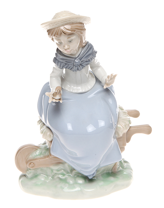 Lladro! Статуэтка Девочка на телеге. Фарфор, ручная роспись. Высота 17,5 см. Nao для Lladro, Испания (Валенсия), 1989 годAR09 Lladro! Статуэтка Девочка на телеге. Фарфор, ручная роспись. Высота 17,5 см. Nao для Lladro, Испания (Валенсия), 1989 годAR09Статуэтка Девочка на телеге знаменитого испанского фарфора Lladro! Фарфор, ручная роспись. Маркировка: надглазурное клеймо коричневого цвета Nao Hand Made in Spain by Lladro. Daisa 1989. Испания (Валенсия), 1989 год. Размер: высота 17,5 см. Сохранность коллекционная, без сколов и трещин. Прекрасный подарок коллекционеру изысканного фарфора Lladro и особенное украшение интерьера.