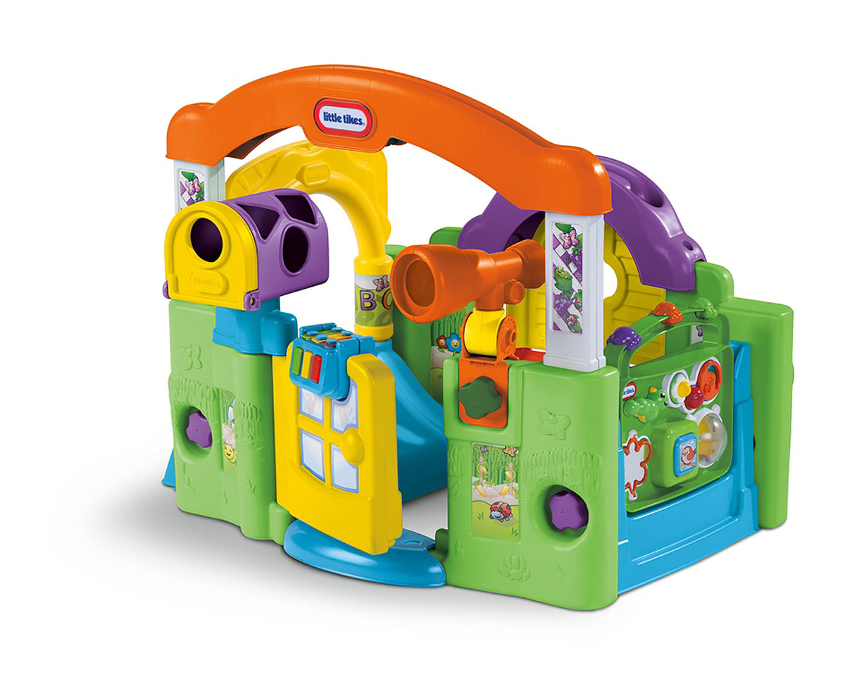 Развивающий центр Little Tikes Волшебный домик, 2 в 1632624 Развивающий центр Little Tikes Волшебный домик, 2 в 1632624Мультифункциональный развивающий центр Little Tikes Волшебный домик привлечет внимание малыша и не позволит ему скучать! Развивающий центр выполнен из прочного безопасного пластика и представляет собой уютный домик-трансформер с различными играми. С его помощью ребенок будет в игровой и увлекательной форме познавать окружающий мир. В домике очень уютно и интересно: ставни открываются и закрываются, мячик над ставенками катится по желобку и закатывается в цветочную клумбу. В подвижный телескоп можно рассматривать различные предметы. Музыкальное пианино, прикрепленное к дверце, развлечет юного композитора и разовьет слух. С помощью говорящего телефона малыш научится составлять новые фразы. Игровой центр также включает в себя встроенную погремушку и небольшие фигурные игрушки, которые можно двигать с места на место. Волшебный домик трансформируется как в закрытый, так и в открытый - двусторонний. Развивающий центр поможет детям от 6 месяцев до 3-х лет реализовать свои...