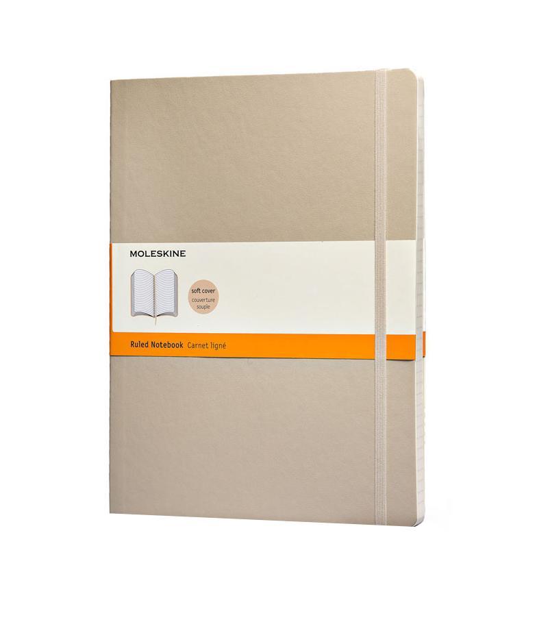 Записная книжка Classic Soft (в линейку), Moleskine, ХLarge, бежевый (арт. QP621G4)QP621G4 Записная книжка Classic Soft (в линейку), Moleskine, ХLarge, бежевый (арт. QP621G4)QP621G4Классическая записная книжка Молескин в мягкой цветной обложке. Удобная эластичная застежка защитит Вашу записную книжку. Надёжно вшитая в корешок закладка. На внутренней стороне обложки - вместительный кармашек для документов. Не желтеющая, быстро впитывающая чернила бумага. Формат: XLarge (19x25 см) Обложка: мягкая, влагозащитная Бумага: 192 страницы, в линейку