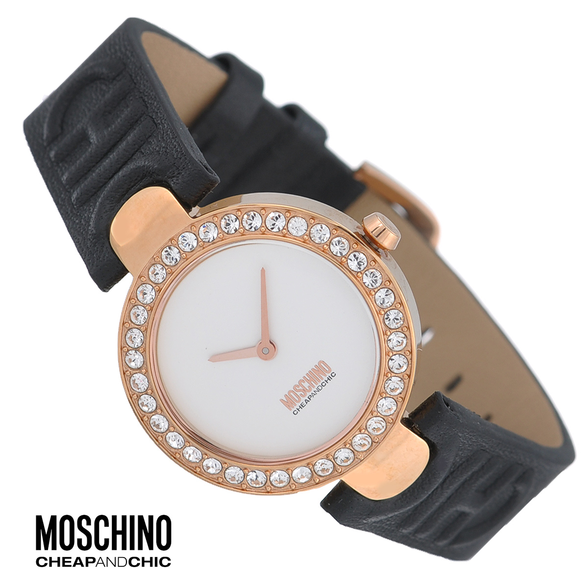 Часы женские наручные Moschino, цвет: золотистый, черный. MW0353MW0353 Часы женские наручные Moschino, цвет: золотистый, черный. MW0353MW0353Наручные часы от известного итальянского бренда Moschino - это не только стильный и функциональный аксессуар, но и современные технологи, сочетающиеся с экстравагантным дизайном и индивидуальностью. Часы Moschino оснащены кварцевым механизмом. Корпус выполнен из высококачественной нержавеющей стали с PVD-покрытием и по контуру циферблата декорирован стразами. Циферблат без отметок украшен логотипом бренда и защищен минеральным стеклом. Часы имеют две стрелки - часовую и минутную. Ремешок часов выполнен из натуральной кожи и оснащен классической застежкой. Часы упакованы в фирменную металлическую коробку с логотипом бренда. Часы Moschino благодаря своему уникальному дизайну отличаются от часов других марок своеобразными циферблатами, функциональностью, а также набором уникальных технических свойств. Каждой модели присуща легкая экстравагантность, самобытность и, безусловно, великолепный вкус. Характеристики: Диаметр циферблата:...