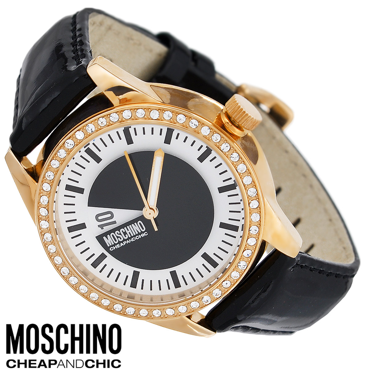 Часы женские наручные Moschino, цвет: черный, золотой. MW0338MW0338 Часы женские наручные Moschino, цвет: черный, золотой. MW0338MW0338Наручные часы от известного итальянского бренда Moschino - это не только стильный и функциональный аксессуар, но и современные технологи, сочетающиеся с экстравагантным дизайном и индивидуальностью. Часы Moschino лаконичного дизайна оснащены кварцевым механизмом. Корпус выполнен из высококачественной нержавеющей стали и по контуру циферблата оформлен стразами. Циферблат с арабскими цифрами и отметками защищен минеральным стеклом. Часы имеют две стрелки - часовую и минутную. Ремешок часов выполнен из натуральной лаковой кожи и оснащен классической застежкой. Часы упакованы в фирменную металлическую коробку с логотипом бренда. Часы Moschino благодаря своему уникальному дизайну отличаются от часов других марок своеобразными циферблатами, функциональностью, а также набором уникальных технических свойств. Каждой модели присуща легкая экстравагантность, самобытность и, безусловно, великолепный вкус. Характеристики: Диаметр...