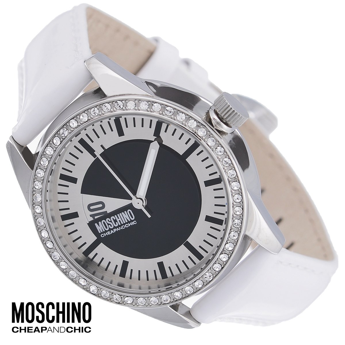 Часы женские наручные Moschino, цвет: белый, серебристый. MW0336MW0336 Часы женские наручные Moschino, цвет: белый, серебристый. MW0336MW0336Наручные часы от известного итальянского бренда Moschino - это не только стильный и функциональный аксессуар, но и современные технологи, сочетающиеся с экстравагантным дизайном и индивидуальностью. Часы Moschino лаконичного дизайна оснащены кварцевым механизмом. Корпус выполнен из высококачественной нержавеющей стали и по контуру циферблата оформлен стразами. Циферблат с арабскими цифрами и отметками защищен минеральным стеклом. Часы имеют две стрелки - часовую и минутную. Ремешок часов выполнен из натуральной лаковой кожи и оснащен классической застежкой. Часы упакованы в фирменную металлическую коробку с логотипом бренда. Часы Moschino благодаря своему уникальному дизайну отличаются от часов других марок своеобразными циферблатами, функциональностью, а также набором уникальных технических свойств. Каждой модели присуща легкая экстравагантность, самобытность и, безусловно, великолепный вкус. Характеристики: Диаметр...