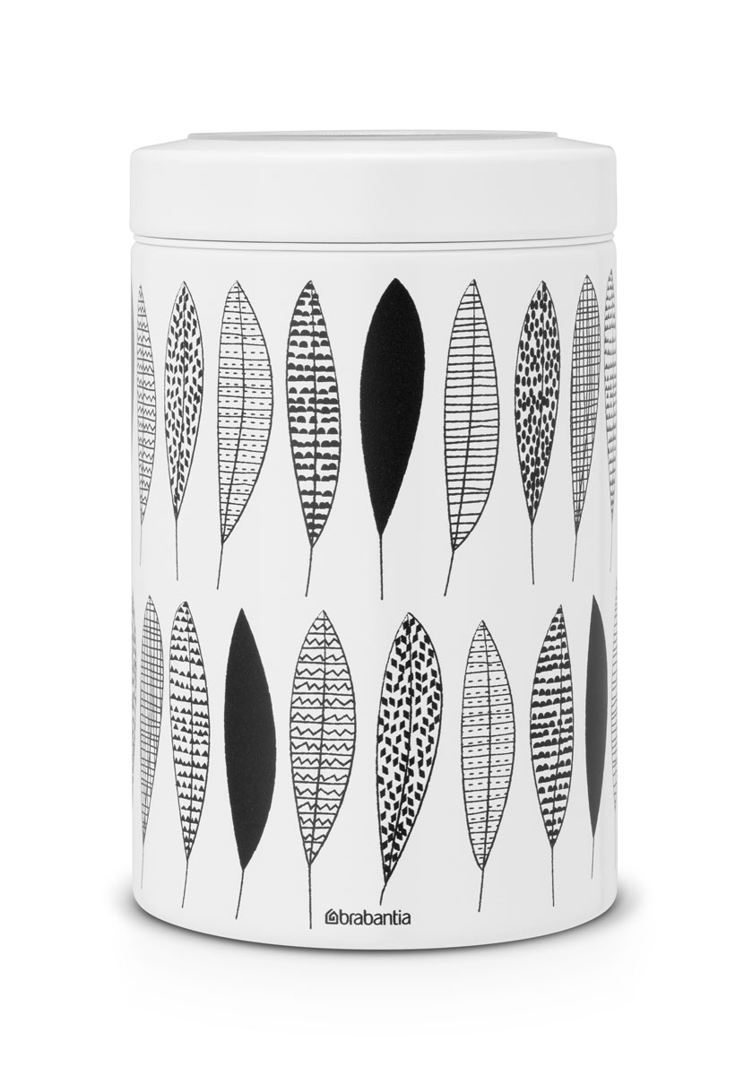 Контейнер для сыпучих продуктов Brabantia, 1,4 л. 484780484780 Контейнер для сыпучих продуктов Brabantia, 1,4 л. 484780484780Контейнер для сыпучих продуктов Brabantia изготовлен из антикоррозийной стали с защитным покрытием и легко чистится благодаря гладкой внутренней поверхности. Внешние стенки оформлены оригинальным рисунком в черно-белых тонах. Банка плотно закрывается крышкой с прозрачным окошком, позволяющим видеть содержимое. Герметичная крышка не пропускает запахи и позволяет дольше сохранять аромат продуктов. Благодаря антистатической поверхности содержимое контейнера не прилипает к пластиковому окошку. Контейнеры для сыпучих продуктов Brabantia позволяют дольше сохранить ваш кофе, чай, макаронные изделия и другие продукты свежими. Контейнер Brabantia объемом 1,4 л вмещает 500 г кофе или 1 кг сахара. Контейнер удобно размещать в глубоком ящике кухонного стола и в то же время он отлично смотрится на полке или столешнице. Диаметр: 11 см. Высота (с крышкой): 17 см. Объем: 1,4 л.