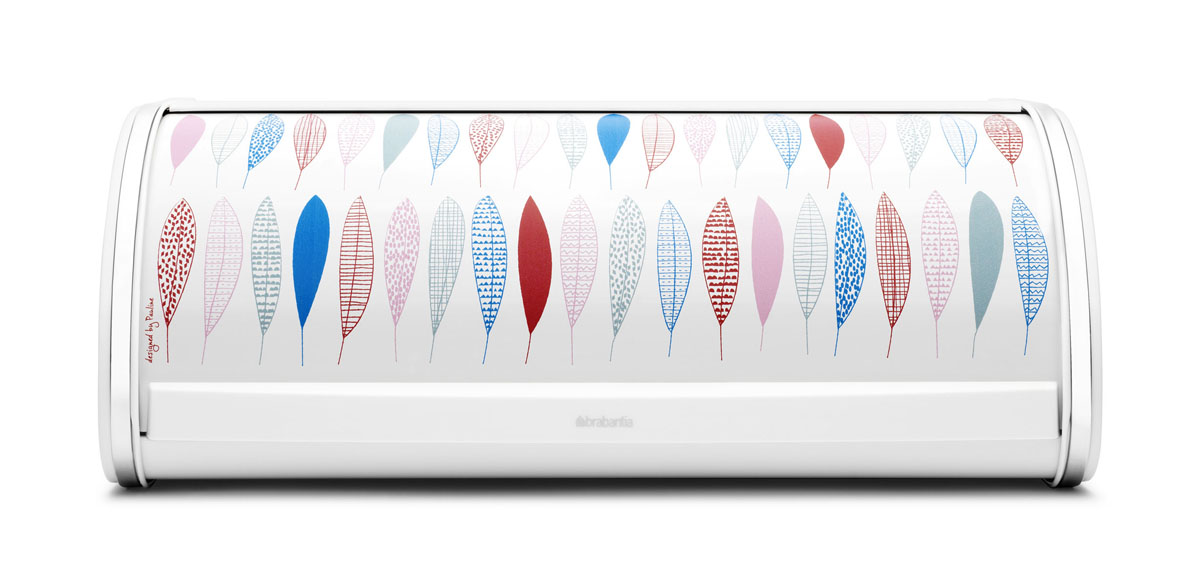 Хлебница Brabantia, 45 х 26 х 17,5 см, цвет: белый. 484841484841 Хлебница Brabantia, 45 х 26 х 17,5 см, цвет: белый. 484841484841Хлебница Brabantia изготовлена из высококачественной нержавеющей стали. Изделие оснащено откидной крышкой с оригинальным изображением листьев и пластиковой вставкой. Хлебница предназначена для хранения хлеба, чипсов, кексов и других хлебобулочных изделий. В ней продукты долго сохраняют привлекательный внешний вид, остаются свежими и хрустящими. Крышка плавно открывается и герметично закрывается. Вместительность, функциональность и стильный дизайн позволят хлебнице стать не только незаменимым аксессуаром на кухне, но и предметом украшения интерьера. В ней хлеб всегда останется свежим и вкусным.