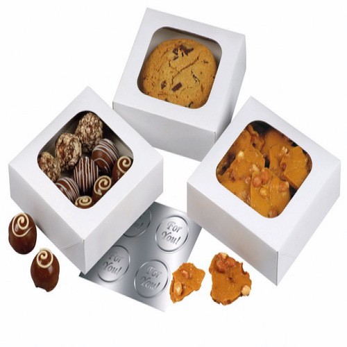 Набор маленьких коробочек Wilton с окошком, 3,8 х 11,4 х 11,4 см, 3 штWLT-415-102 Набор маленьких коробочек Wilton с окошком, 3,8 х 11,4 х 11,4 см, 3 штWLT-415-102Набор маленьких коробочек Wilton, выполненных их бумаги, используется для праздничной упаковки кондитерских изделий. Коробочки оснащены прозрачным окошком для обзора содержимого. В наборе имеются 4 наклейки с надписью For You!. С таким набором ваши кондитерские шедевры станут ярким и незабываемым подарком.