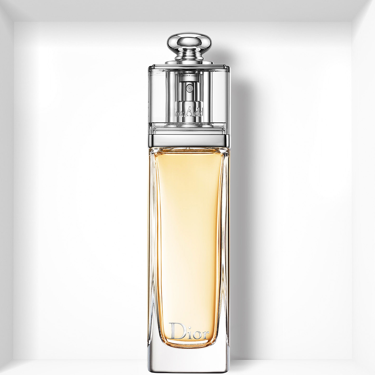Christian Dior Dior Addict Туалетная вода женская, 50млF062872009 Christian Dior Dior Addict Туалетная вода женская, 50млF062872009Мгновенно притягивающий, Dior Addict воплощает собой невероятно красивый и соблазнительный аромат, который находится в полной гармонии с сегодняшним днем. Сицилийский Мандарин в его верхних нотах придает игривый, чарующий оттенок фруктовых цитрусовых аккордов, пикантных и насыщенных. На смену ему приходит букет белых цветов Жасмина Самбак и Тунисского Нероли в сочетании с чувственной и изысканной древесной базовой нотой Эссенции Сандалового дерева с легким оттенком Ванили. Утонченный древесно-цветочный аромат: абсолютно женственный, он искрится свежестью и чувственной элегантностью. Начальные ноты: мандарин. Ноты сердца: жасмин, нероли. Базовые ноты: ваниль, сандаловое дерево. Характер аромата: женственный; волнующий; изящный; манящий; свежий; чувственный.
