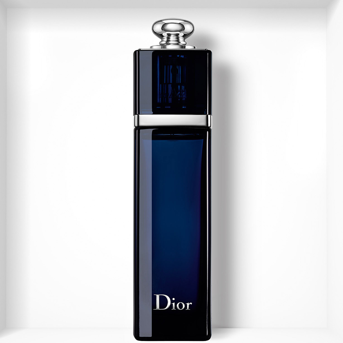 Christian Dior Dior Addict Парфюмерная вода женская, 50млF007282409 Christian Dior Dior Addict Парфюмерная вода женская, 50млF007282409Парфюмерная вода Dior Addict раскрывается свежим и пленительным букетом из верхних нот Листьев Мандарина и Тунисского Флердоранжа. Addict Eau de Parfum - Мир женщины, полностью доверяющей своей чувственности и сексуальности… Обещание наслаждения и новых ощущений… Dior Addict – аромат чувственной энергии, в котором соединены самые сильные ощущения, самый осязаемый восторг и великолепная элегантность Dior. Мандариновая эссенция – свежая цитрусовая верхняя нота аромата парфюмерной воды Dior Addict. Королева ночи - этот необычный компонент палитры парфюмера является сердечной нотой аромата парфюмерной воды Dior Addict. Чувственная ваниль лежит в основе аромата парфюмерной воды Dior Addict. Мягкий, соблазнительный и ароматный шлейф, переливающийся на свету. Начальные ноты: цветы шелкового дерева; листья мандаринового дерева. Ноты сердца: роза; цветок королева ночи; цветок апельсина. Базовые ноты: ваниль; сандаловое дерево; бобы тонка. ...