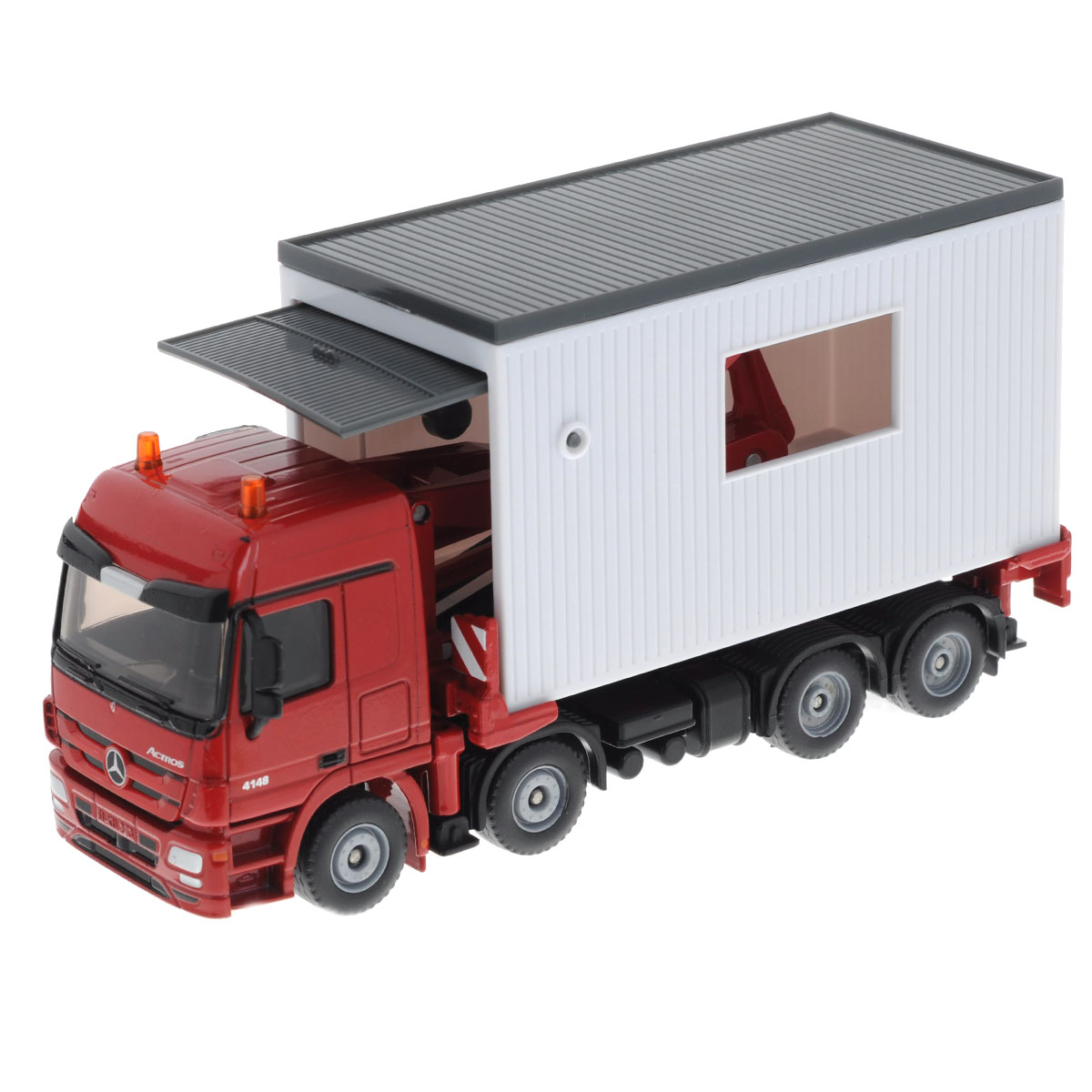 Siku Траспортер с гаражом Mercedes-Actros3544 Siku Траспортер с гаражом Mercedes-Actros3544Коллекционная модель Siku Траспортер с гаражом выполнена в виде точной копии транспортера с гаражом в масштабе 1/50. Такая модель понравится не только ребенку, но и взрослому коллекционеру и приятно удивит вас высочайшим качеством исполнения. Кабина, корпус транспортера и шасси гаража выполнены из металла. Гараж выполнен из пластика. Транспортер может выдвигаться, подниматься вверх и вниз. Колесики модели вращаются. Коллекционная модель отличается великолепным качеством исполнения и детальной проработкой, она станет не только интересной игрушкой для ребенка, интересующегося агротехникой, но и займет достойное место в коллекции.