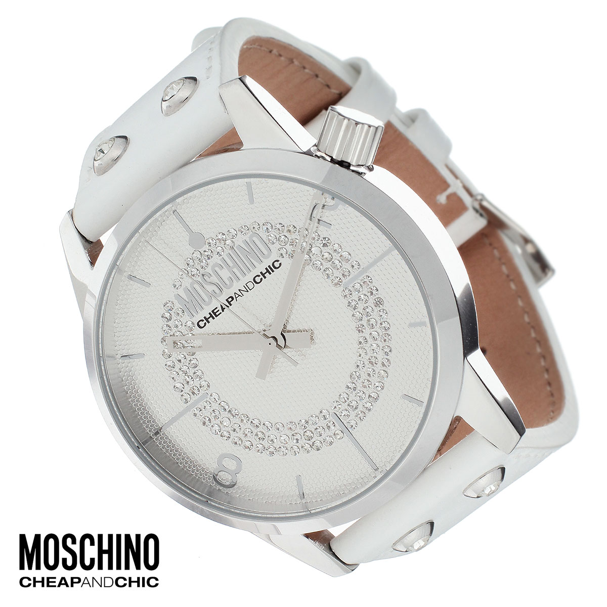 Часы женские наручные Moschino, цвет: белый. MW0277MW0277 Часы женские наручные Moschino, цвет: белый. MW0277MW0277Наручные часы от известного итальянского бренда Moschino - это не только стильный и функциональный аксессуар, но и современные технологи, сочетающиеся с экстравагантным дизайном и индивидуальностью. Часы Moschino оснащены кварцевым механизмом. Корпус выполнен из высококачественной нержавеющей стали. Циферблат с отметками и арабскими цифрами оформлен стразами и надписью “Moschino. Cheap and Chic” и защищен минеральным стеклом. Часы имеют три стрелки - часовую, минутную и секундную. Ремешок часов выполнен из натуральной кожи, декорирован клепками со стразами застегивается на классическую застежку. Часы упакованы в фирменную металлическую коробку с логотипом бренда. Часы Moschino благодаря своему уникальному дизайну отличаются от часов других марок своеобразными циферблатами, функциональностью, а также набором уникальных технических свойств. Каждой модели присуща легкая экстравагантность, самобытность и, безусловно, великолепный вкус. ...