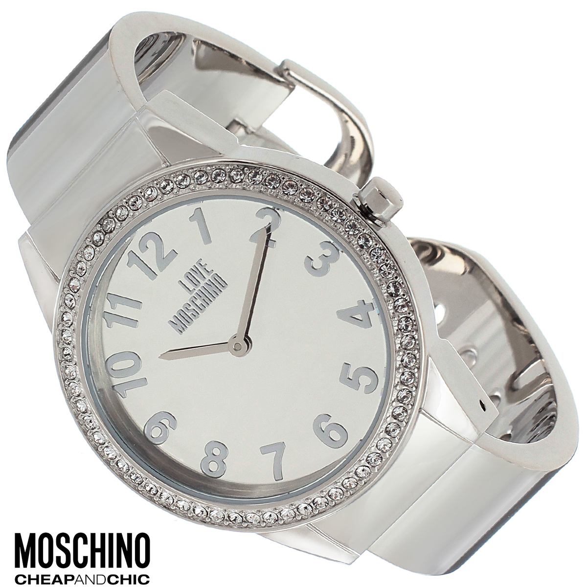 Часы женские наручные Moschino, цвет: серебристый. MW0440MW0440 Часы женские наручные Moschino, цвет: серебристый. MW0440MW0440Наручные часы от известного итальянского бренда Moschino - это не только стильный и функциональный аксессуар, но и современные технологи, сочетающиеся с экстравагантным дизайном и индивидуальностью. Часы Moschino оснащены кварцевым механизмом. Корпус выполнен из высококачественной нержавеющей стали и по контуру циферблата оформлен стразами. Циферблат оформлен арабскими цифрами, надписью Love Moschino и защищен минеральным стеклом. Часы имеют две стрелки - часовую и минутную. Браслет часов выполнен из нержавеющей стали и имеет разъемную конструкцию. Часы упакованы в фирменную металлическую коробку с логотипом бренда. Часы Moschino благодаря своему уникальному дизайну отличаются от часов других марок своеобразными циферблатами, функциональностью, а также набором уникальных технических свойств. Каждой модели присуща легкая экстравагантность, самобытность и, безусловно, великолепный вкус. Характеристики: Диаметр циферблата: 3 см....