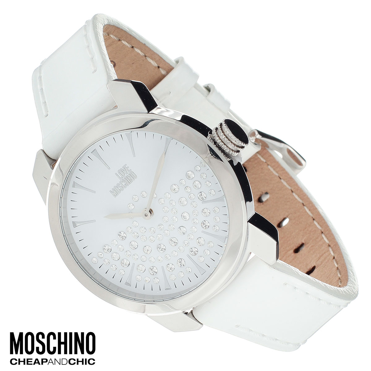 Часы женские наручные Moschino, цвет: белый, серебристый. MW0442MW0442 Часы женские наручные Moschino, цвет: белый, серебристый. MW0442MW0442Наручные часы от известного итальянского бренда Moschino - это не только стильный и функциональный аксессуар, но и современные технологи, сочетающиеся с экстравагантным дизайном и индивидуальностью. Часы Moschino оснащены кварцевым механизмом. Корпус выполнен из высококачественной нержавеющей стали. Циферблат с отметками, оформлен стразами и надписью Love Moschino и защищен минеральным стеклом. Часы имеют две стрелки - часовую и минутную. Ремешок часов выполнен из натуральной лаковой кожи и имеет классическую застежку. Часы упакованы в фирменную металлическую коробку с логотипом бренда. Часы Moschino благодаря своему уникальному дизайну отличаются от часов других марок своеобразными циферблатами, функциональностью, а также набором уникальных технических свойств. Каждой модели присуща легкая экстравагантность, самобытность и, безусловно, великолепный вкус. Характеристики: Диаметр циферблата: 3,2 см. Размер корпуса: 3,8 см...