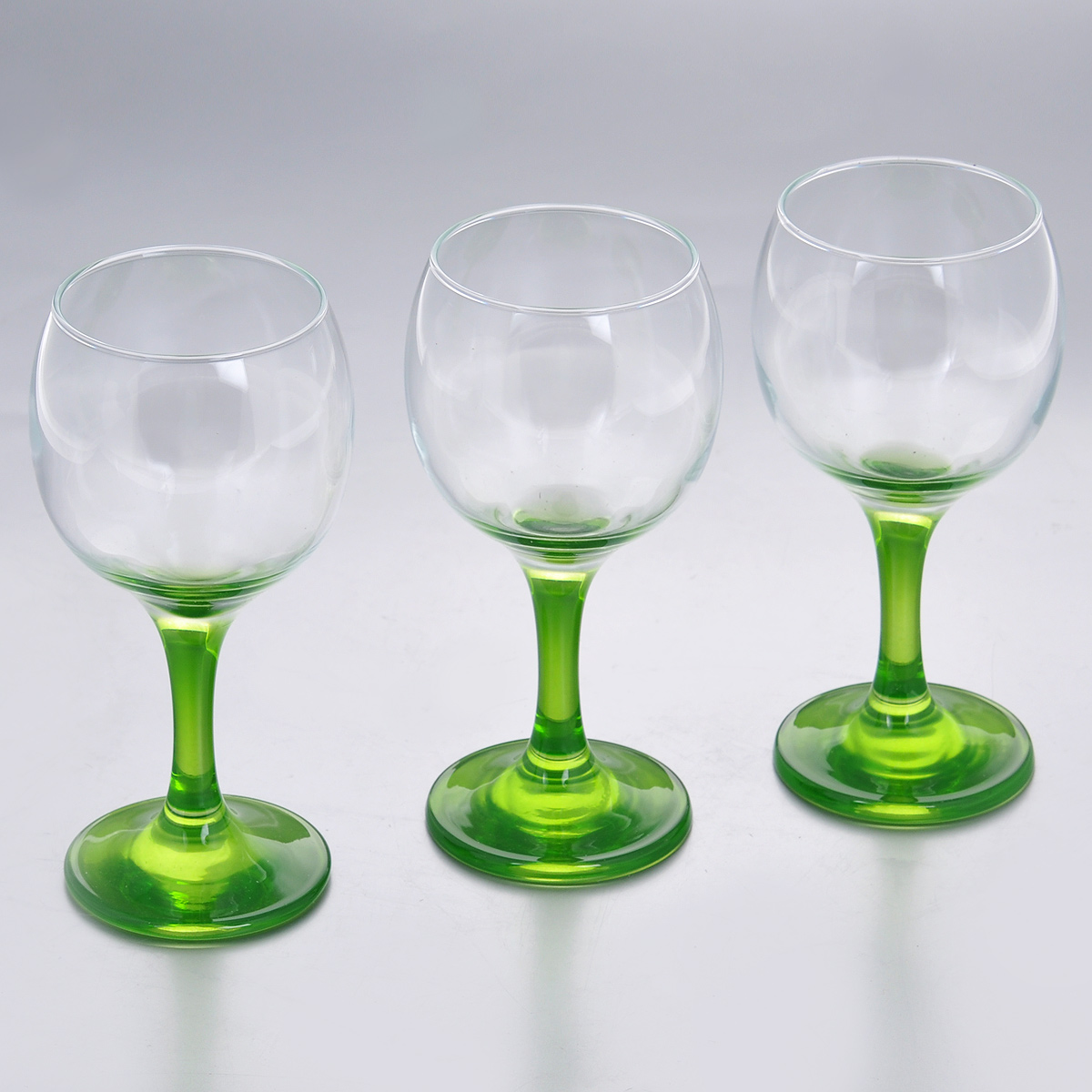 Набор фужеров Glass4you, цвет: зеленый, 220 мл, 3 шт44412GR/ Набор фужеров Glass4you, цвет: зеленый, 220 мл, 3 шт44412GR/Набор Glass4you состоит из трех фужеров, выполненных из прочного натрий-кальций-силикатного стекла. Изделия имеют тонкие высокие цветные ножки. Фужеры излучают приятный блеск и издают мелодичный звон. Предназначены для подачи вина. Набор фужеров Glass4you прекрасно оформит праздничный стол и станет хорошим подарком к любому случаю. Можно мыть в посудомоечной машине. Диаметр фужера (по верхнему краю): 6,6 см. Высота фужера: 14,5 см. Диаметр основания: 6,4 см.