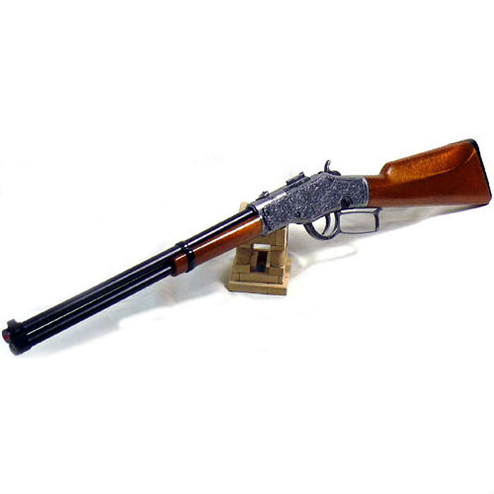 Ружье Jefferson Gewehr Metall Western0360/26 Ружье Jefferson Gewehr Metall Western0360/26Ружье Jefferson Gewehr Metall Western приведет в восторг любого малыша, увлеченного романтикой вестернов и оживленных погонь. Оно идеально подойдет для детских игр в отважных защитников правопорядка и дерзких бандитов. Игрушка выполнена из прочного безопасного пластика и металла и представляет собой реалистичную модель винтажного ружья, украшенного изящной резьбой. Ружье отлично стреляет, а эргономичный приклад обеспечивает удобство во время игры. Емкость магазина: 13 пистонов. Это ружье непременно придется по вкусу вашему ребенку, он сможет часами играть с ним, придумывая различные истории и разыгрывая сцены из любимых фильмов. Такие игры помогут малышу развить социальные и коммуникативные навыки, воображение, крупную и мелкую моторику. Порадуйте своего ребенка таким замечательным подарком! Edison Giocattoli - один из лучших производителей игрушечных пистонных пистолетов, мишеней и винтовок с пульками. Игрушки компании Edison Giocattoli выпускаются на...