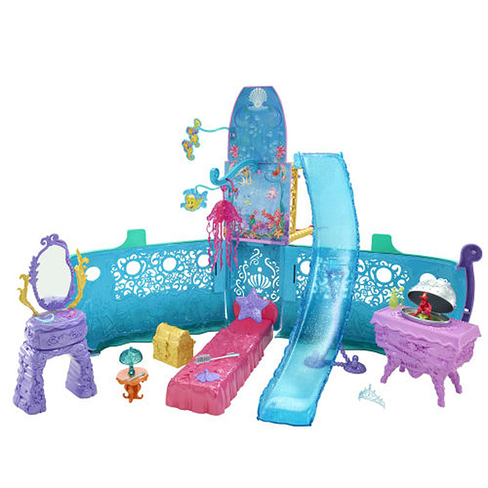 Disney Princess Игровой набор Волшебный корабль Ариэль + набор браслетов в ПОДАРОКY0941 + ПОДАРОК Disney Princess Игровой набор Волшебный корабль Ариэль + набор браслетов в ПОДАРОКY0941 + ПОДАРОКДевочки любят играть с куклами, в том числе с Русалочкой Ариэль! Этот набор создан для увлекательных приключений Ариэль в море! Двухуровневый корабль непременно понравится любой девчонке: розовая кровать, фиолетовый туалетный столик, люстра в виде медузы, сундук с сокровищами и другие необходимые аксессуары для настоящей принцессы. Найди в волшебном корабле Ариэль магические сюрпризы! Набор Disney Princess Волшебный корабль Ариэль включает элементы для сборки корабля и аксессуары для игры. Ваша малышка будет в восторге от этого набора! В комплект входят три упаковки с детскими фигурными силиконовыми браслетами (по 12 браслетов в каждой). Кукла в комплект не входит.Браслеты выполнены в тематике мультфильмов.