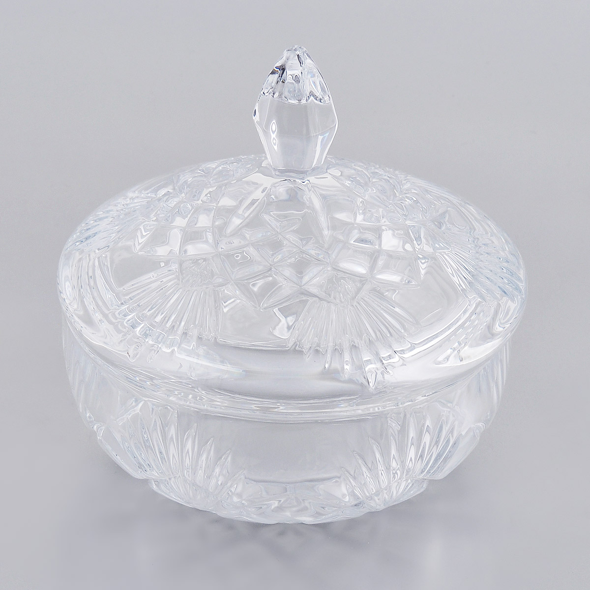 Шкатулка Crystalite Bohemia Лира, диаметр 14 см59001/1/99002/150 Шкатулка Crystalite Bohemia Лира, диаметр 14 см59001/1/99002/150Шкатулка Crystalite Bohemia Лира изготовлена из прочного утолщенного стекла кристалайт и оформлена изящным рельефом. Шкатулка красиво переливается и излучает приятный блеск. Прекрасно подходит для хранения мелких вещиц, также прекрасно послужит в качестве вазы для хранения конфет и всяких сладостей. Шкатулка оснащена крышкой. Шкатулка Crystalite Bohemia Лира - это изысканное украшение праздничного стола, интерьера кухни или комнаты. Такая шкатулка станет желанным и стильным подарком. Можно использовать в посудомоечной машине. Диаметр шкатулки: 14 см. Высота шкатулки (без учета крышки): 6 см. Высота шкатулки (с учетом крышки): 14 см.