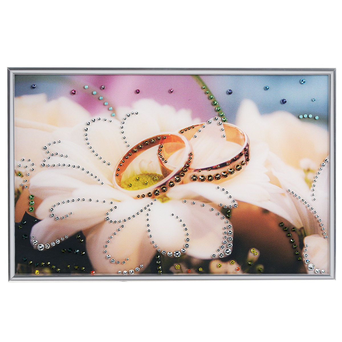 Картина с кристаллами Swarovski Обручальное кольцо, 30 х 20 см1231 Картина с кристаллами Swarovski Обручальное кольцо, 30 х 20 см1231Изящная картина в металлической раме, инкрустирована кристаллами Swarovski, которые отличаются четкой и ровной огранкой, ярким блеском и чистотой цвета. Красочное изображение обручальных колец, расположенное под стеклом, прекрасно дополняет блеск кристаллов. С обратной стороны имеется металлическая петелька для размещения картины на стене. Картина с кристаллами Swarovski Обручальное кольцо элегантно украсит интерьер дома или офиса, а также станет прекрасным подарком, который обязательно понравится получателю. Блеск кристаллов в интерьере, что может быть сказочнее и удивительнее. Картина упакована в подарочную картонную коробку синего цвета и комплектуется сертификатом соответствия Swarovski.