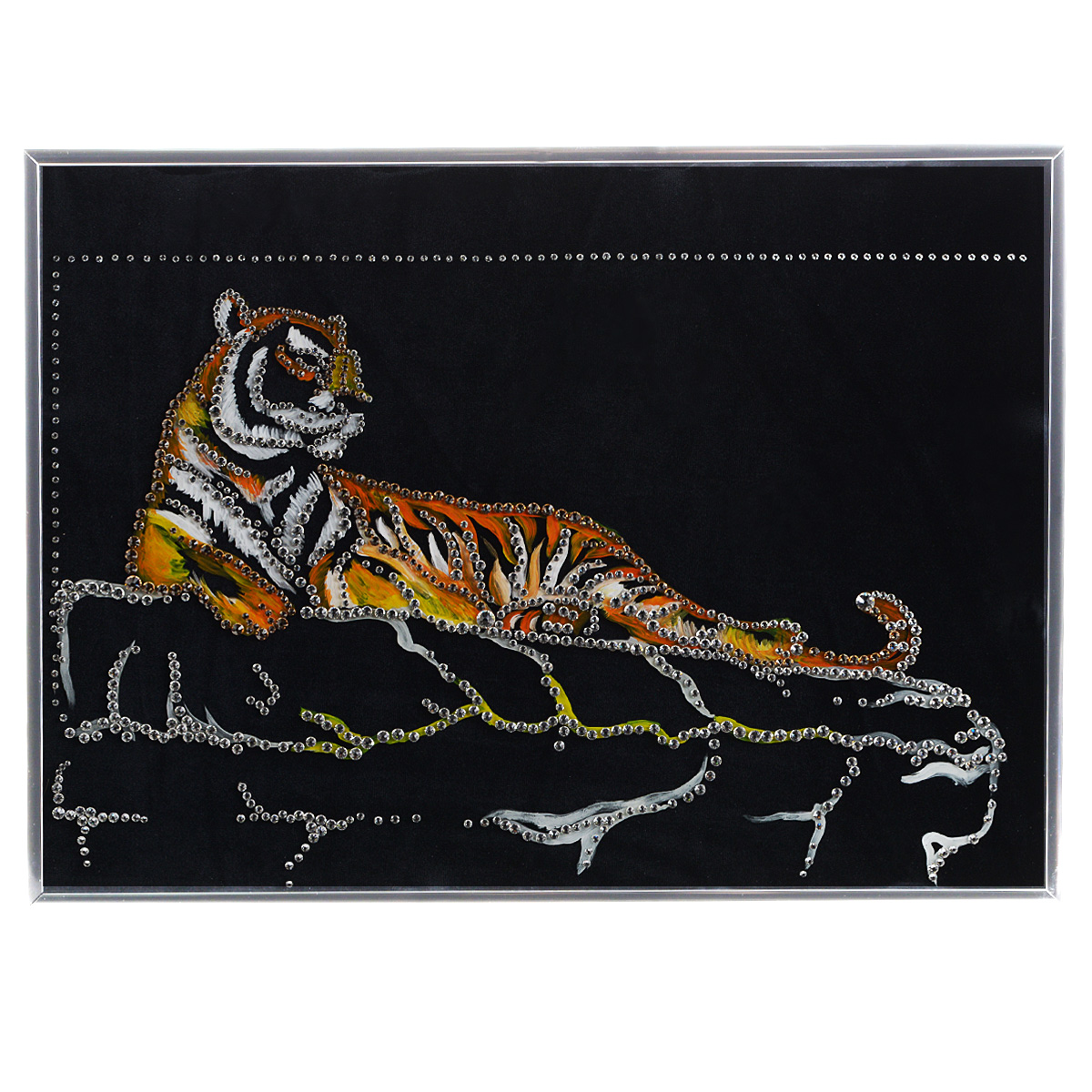 Картина с кристаллами Swarovski Тигр Шерхан, 40 см х 30 см1295 Картина с кристаллами Swarovski Тигр Шерхан, 40 см х 30 см1295Изящная картина в металлической раме, инкрустирована кристаллами Swarovski, которые отличаются четкой и ровной огранкой, ярким блеском и чистотой цвета. Красочное изображение тигра, расположенное на внутренней стороне стекла, прекрасно дополняет блеск кристаллов. Под стеклом картина оформлены бархатистой тканью черного цвета. С обратной стороны имеется металлическая петелька для размещения картины на стене. Картина с кристаллами Swarovski Тигр Шерхан элегантно украсит интерьер дома или офиса, а также станет прекрасным подарком, который обязательно понравится получателю. Блеск кристаллов в интерьере, что может быть сказочнее и удивительнее. Картина упакована в подарочную картонную коробку синего цвета и комплектуется сертификатом соответствия Swarovski.