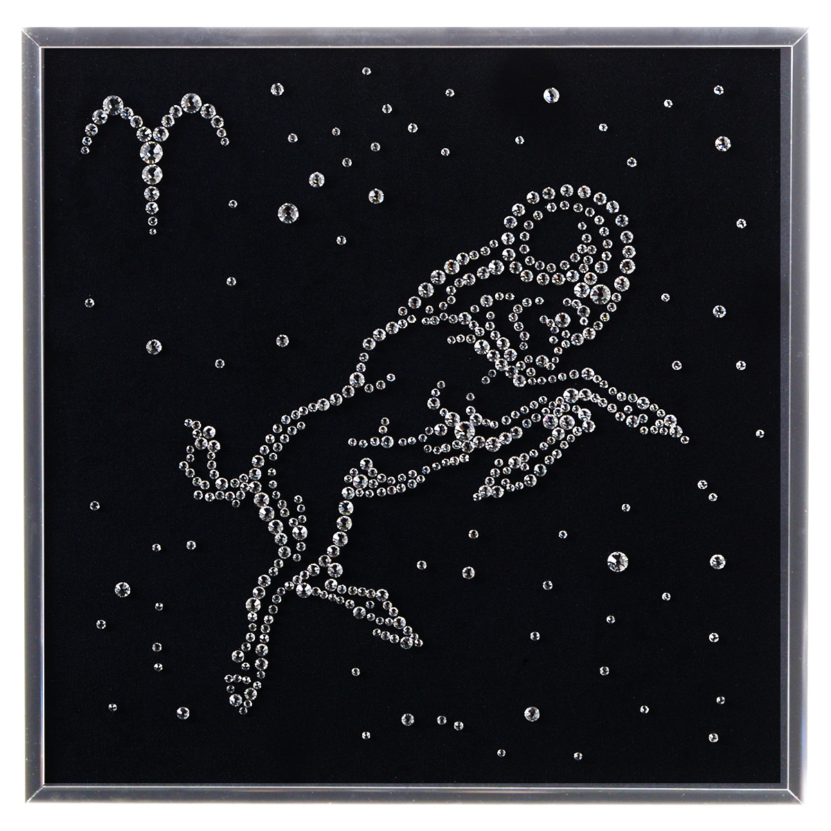Картина с кристаллами Swarovski Знак зодиака. Овен, 25 х 25 см1318 Картина с кристаллами Swarovski Знак зодиака. Овен, 25 х 25 см1318Изящная картина в металлической раме, инкрустирована кристаллами Swarovski в виде созвездия знака зодиака - овен. Кристаллы Swarovski отличаются четкой и ровной огранкой, ярким блеском и чистотой цвета. Под стеклом картина оформлена бархатистой тканью, что прекрасно дополняет блеск кристаллов. С обратной стороны имеется металлическая петелька для размещения картины на стене. Картина с кристаллами Swarovski Знак зодиака. Овен элегантно украсит интерьер дома или офиса, а также станет прекрасным подарком, который обязательно понравится получателю. Блеск кристаллов в интерьере, что может быть сказочнее и удивительнее. Картина упакована в подарочную картонную коробку синего цвета и комплектуется сертификатом соответствия Swarovski.