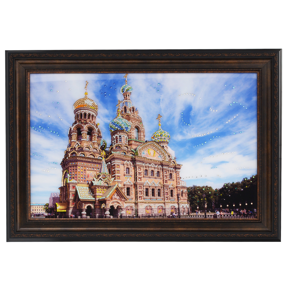 Картина с кристаллами Swarovski Храм Спаса-на крови, 71 х 51 см1419 Картина с кристаллами Swarovski Храм Спаса-на крови, 71 х 51 см1419Изящная картина в багетной раме, инкрустирована кристаллами Swarovski, которые отличаются четкой и ровной огранкой, ярким блеском и чистотой цвета. Красочное изображение Храма Спаса-на крови, расположенное под стеклом, прекрасно дополняет блеск кристаллов. С обратной стороны имеется металлическая проволока для размещения картины на стене. Картина с кристаллами Swarovski Храм Спаса-на крови элегантно украсит интерьер дома или офиса, а также станет прекрасным подарком, который обязательно понравится получателю. Блеск кристаллов в интерьере, что может быть сказочнее и удивительнее. Картина упакована в подарочную картонную коробку синего цвета и комплектуется сертификатом соответствия Swarovski.