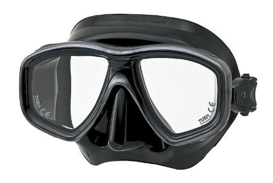 Маска для плавания Tusa Freedom Ceos, цвет: черныйTS M-212QB BK Маска для плавания Tusa Freedom Ceos, цвет: черныйTS M-212QB BKНовинка 2013 года. Низкопрофильная 2-линзовая маска с маленьким подмасочным пространством. В маске применен ряд новых революционных технологий, обеспечивающих комфорт и прилегание маски к лицу. Ячеистая структура обтюратора переменной величины и диаметра в районе скул и по краям лба делают его более мягким и эластичным, что обеспечивает лучшее прилегание и уменьшает вероятность протекания. Переменная толщина силикона обтюратора в районе рта и нижней части носа делают процесс использования трубки максимально комфортным. Обтюратор по линии соприкосновения с кожей имеет поверхность пониженного трения и большую площадь соприкосновения с кожей. В данной маске применена недавно разработанная низкопрофильная пряжка, которая крепится прямо к силиконовому обтюратору. В результате получается компактная, легкая и технологически более совершенная модель маски, которую можно просто и быстро настроить под себя, добившись оптимального прилегания.