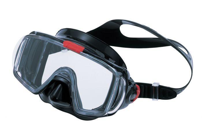 Маска для плавания Tusa Visio Tri-Ex, цвет: черный, красныйTS M-31QB BK/R Маска для плавания Tusa Visio Tri-Ex, цвет: черный, красныйTS M-31QB BK/RМаска M-31 Visio Tri-Ex имеет революционно новый трехлинзовый дизайн, обеспечивающий сверхширокий угол обзора - 168°. Такой невероятный эффект достигается благодаря использованию выпуклых боковых линз и значительному сужению рамки - в результате поле обзора этой маски заметно превосходит традиционные модели. Маска M-31 мягко облегает контуры вашего лица. Маска M-31 с обтюратором из прозрачного силикона разработана для дайверов, которые хотят иметь широкое поле обзора в сочетании с небольшим подмасочным объемом. Обтюратор маски М-31 имеет скругленные края со специальной посадкой обтюратора по линиям наилучшего прилегания к лицу.