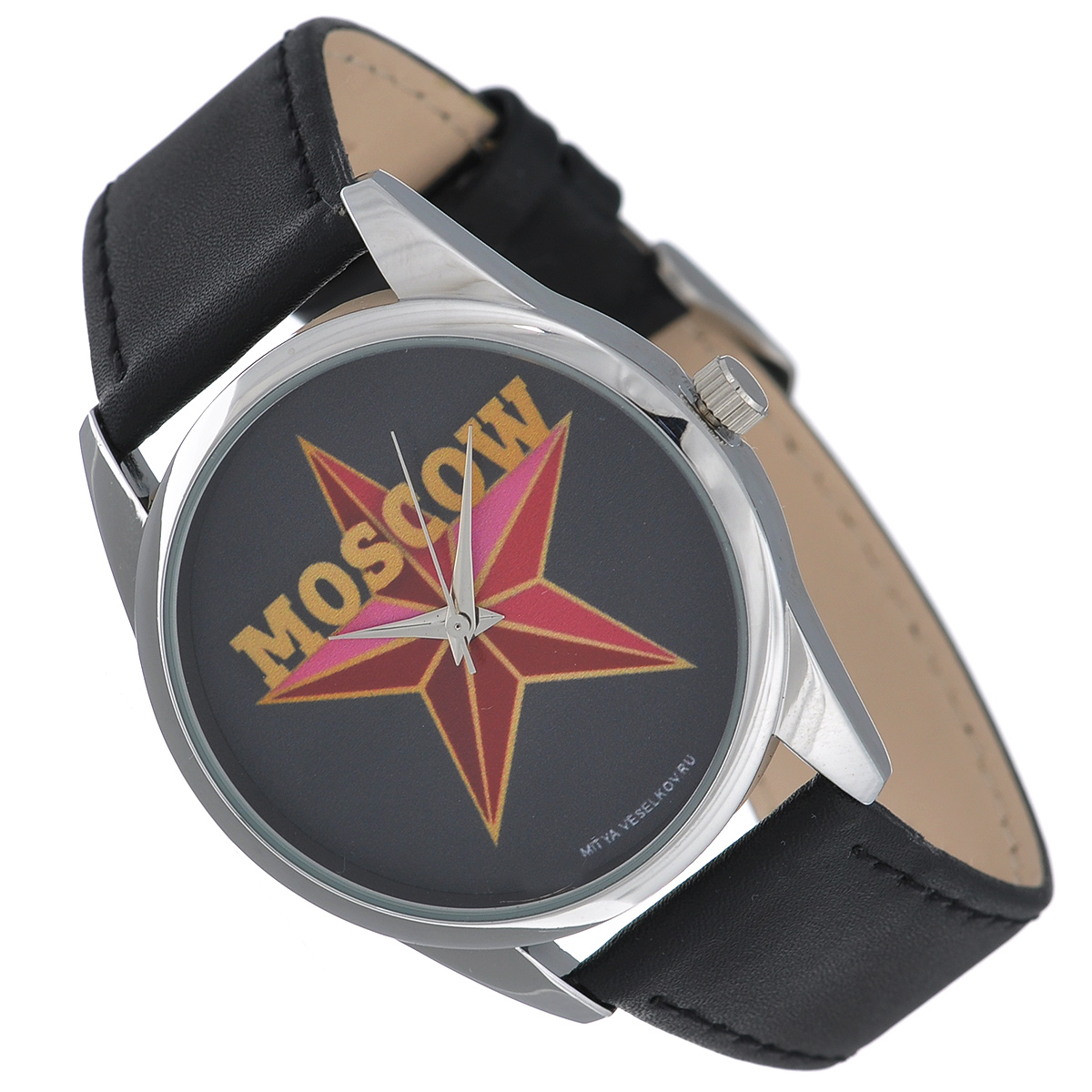 Часы Mitya Veselkov Moscow Star. MV-188MV-188 Часы Mitya Veselkov Moscow Star. MV-188MV-188Наручные часы Mitya Veselkov Moscow Star созданы для современных людей, которые стремятся выделиться из толпы и подчеркнуть свою индивидуальность. Часы оснащены японским кварцевым механизмом. Ремешок выполнен из натуральной кожи, корпус изготовлен из стали. Циферблат оснащен тремя стрелками и оформлен изображением красной звезды. Часы размещаются на специальной подушечке и упакованы в фирменный стакан Mitya Veselkov. Характеристики: Диаметр циферблата: 3,4 см. Размер корпуса: 3,9 см х 4,5 см х 0,8 см. Длина ремешка (с учетом корпуса): 24 см. Ширина ремешка: 1,8 см.