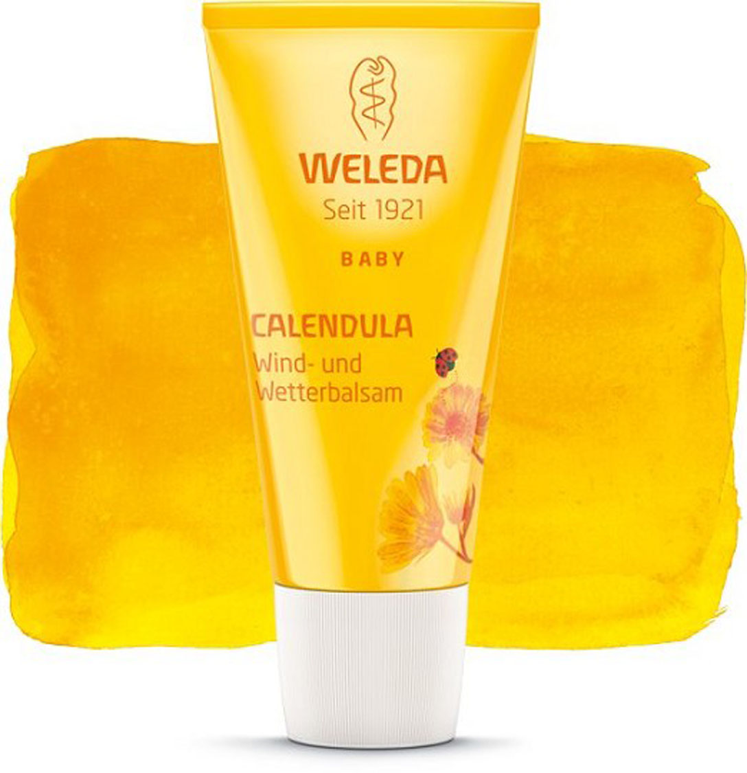 Weleda Бальзам от ветра и холода Baby, защитный, с календулой, 30 мл9663 Weleda Бальзам от ветра и холода Baby, защитный, с календулой, 30 мл9663Бальзам специально разработан для защиты нежной кожи ребенка от агрессивных погодных воздействий. Помимо этого, он может использоваться и взрослыми для защиты чувствительной кожи: в состав бальзама входит пчелиный воск. Вода, замерзающая на холоде, в составе средства отсутствует. Защитный бальзам надежно оберегает в ненастье и предохраняет кожу от избыточной потери влаги. Ланолин, натуральный жир из шерсти овцы, — самый легкий воск, обеспечивающий овцам защиту от дождя и холода. Одновременно он поддерживает стабильный уровень влажности кожи, предохраняя ее от излишней сухости. Пчелиный воск формирует на коже надежный защитный слой, который не закупоривает поры и позволяет ей свободно дышать. Бальзам имеет гелевую структуру на 100%-й жировой основе. Он хорошо впитывается в кожу, оставляя на ней тончайший слой жира, который служит дополнительной защитой вашему малышу. Бальзам не содержит синтетических ароматизаторов, красителей, консервантов, а также веществ на основе...
