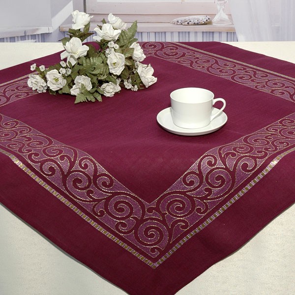 Скатерть Schaefer, квадратная, цвет: сиреневый, 85 x 85 см. 06906-10006906-100 Скатерть Schaefer, квадратная, цвет: сиреневый, 85 x 85 см. 06906-10006906-100Скатерть Schaefer изготовлена из полиэстера и украшена вышивкой в виде узоров. Изделия из полиэстера легко стирать: они не мнутся, не садятся и быстро сохнут, они более долговечны, чем изделия из натуральных волокон. Кроме того, ткань обладает водоотталкивающими свойствами. Такая скатерть будет просто не заменима на кухне, а особенно на вашем обеденном столе на даче под открытым небом. Скатерть Schaefer не останется без внимания ваших гостей, а вас будет ежедневно радовать ярким дизайном и несравненным качеством. Немецкая компания Schaefer создана в 1921 году. На протяжении всего времени существования она создает уникальные коллекции домашнего текстиля для гостиных, спален, кухонь и ванных комнат. Дизайнерские идеи немецких художников компании Schaefer воплощаются в текстильных изделиях, которые сделают ваш дом красивее и уютнее и не останутся незамеченными вашими гостями. Дарите себе и близким красоту каждый день! Изысканный...