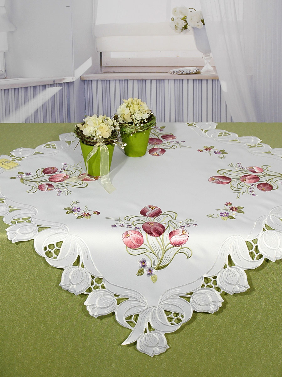 Скатерть Schaefer, квадратная, цвет: белый, 85 x 85 см. 07252-10007252-100 Скатерть Schaefer, квадратная, цвет: белый, 85 x 85 см. 07252-10007252-100Очень нежная скатерть Schaefer выполнена из полиэстера белого цвета. По всему краю в технике ришелье вышиты белые тюльпаны - очень редко встречающийся вариант вышивки! По самой скатерти вышиты шелком букетики розовых тюльпанов. Изделия из полиэстера легко стирать: они не мнутся, не садятся и быстро сохнут, они более долговечны, чем изделия из натуральных волокон. Скатерть Schaeferне останется не без внимания ваших гостей, а вас будет ежедневно радовать своим позитивом.