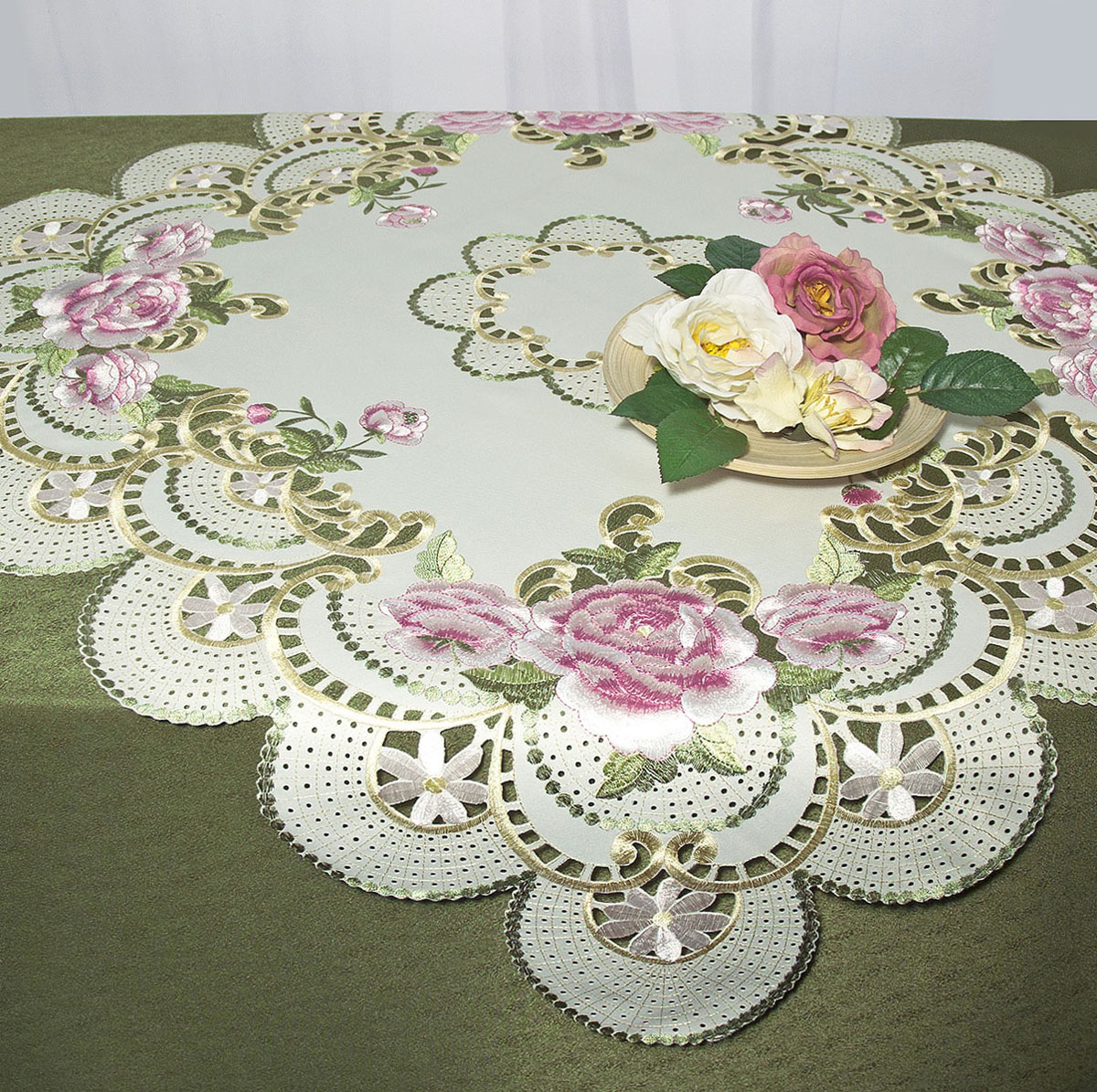 Скатерть Schaefer, квадратная, цвет: молочный, 85 x 85 см. 07484-10007484-100 Скатерть Schaefer, квадратная, цвет: молочный, 85 x 85 см. 07484-10007484-100Скатерть Schaefer изготовлена из полиэстера и декорирована вышитыми в технике ришелье цветами. Изделия из полиэстера легко стирать: они не мнутся, не садятся и быстро сохнут, они более долговечны, чем изделия из натуральных волокон. Кроме того, ткань обладает водоотталкивающими свойствами. Такая скатерть будет просто не заменима на кухне, а особенно на вашем обеденном столе на даче под открытым небом. Скатерть Schaefer не останется без внимания ваших гостей, а вас будет ежедневно радовать ярким дизайном и несравненным качеством. Немецкая компания Schaefer создана в 1921 году. На протяжении всего времени существования она создает уникальные коллекции домашнего текстиля для гостиных, спален, кухонь и ванных комнат. Дизайнерские идеи немецких художников компании Schaefer воплощаются в текстильных изделиях, которые сделают ваш дом красивее и уютнее и не останутся незамеченными вашими гостями. Дарите себе и близким красоту каждый...