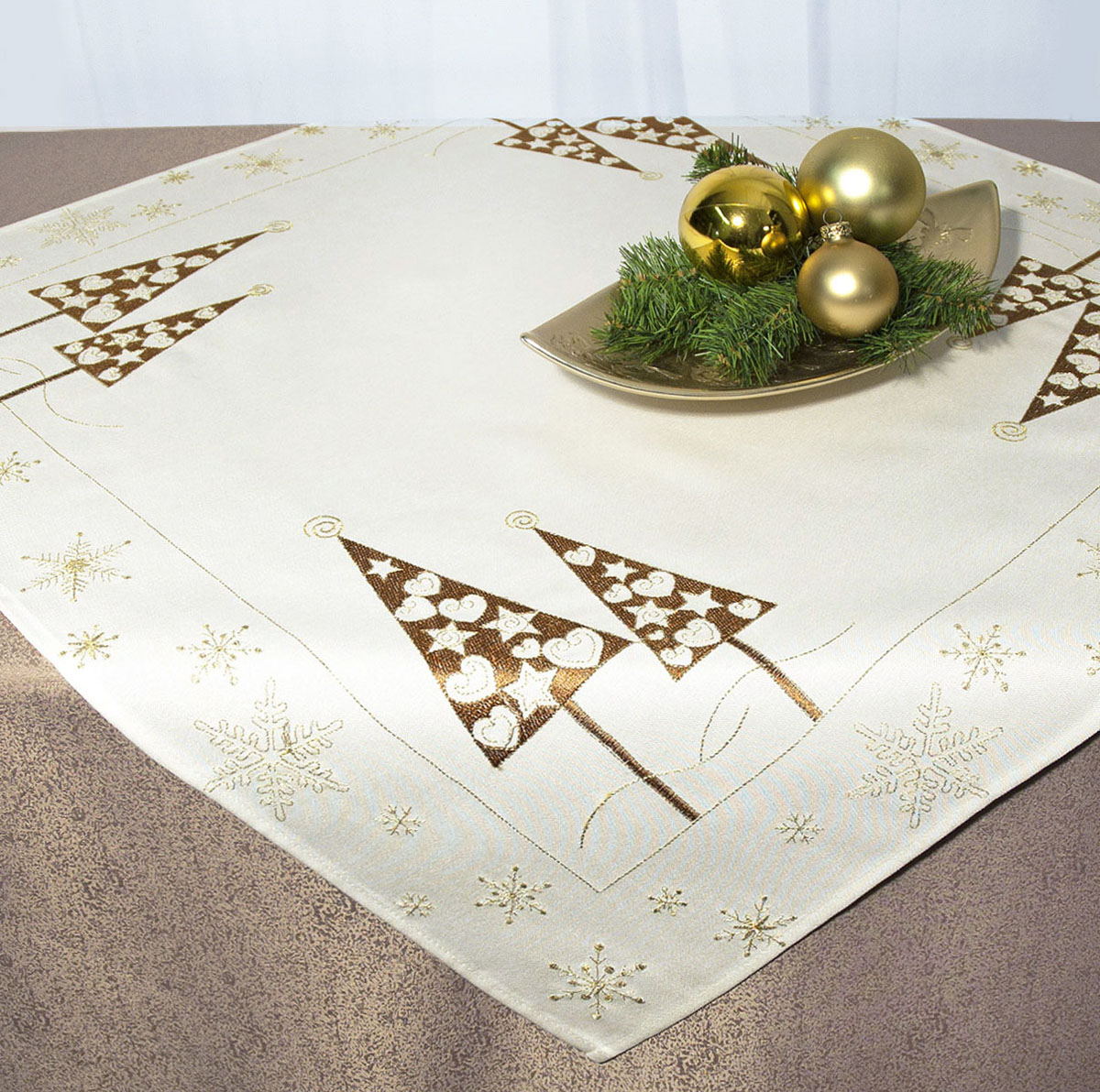 Скатерть Schaefer, квадратная, цвет: бежевый, золотистый, 85 x 85 см. 07486-10007486-100 Скатерть Schaefer, квадратная, цвет: бежевый, золотистый, 85 x 85 см. 07486-10007486-100Скатерть Schaefer изготовлена из полиэстера и украшена новогодней вышивкой. Изделия из полиэстера легко стирать: они не мнутся, не садятся и быстро сохнут, они более долговечны, чем изделия из натуральных волокон. Кроме того, ткань обладает водоотталкивающими свойствами. Такая скатерть будет просто не заменима на кухне, а особенно на вашем обеденном столе на даче под открытым небом. Скатерть Schaefer не останется без внимания ваших гостей, а вас будет ежедневно радовать ярким дизайном и несравненным качеством. Немецкая компания Schaefer создана в 1921 году. На протяжении всего времени существования она создает уникальные коллекции домашнего текстиля для гостиных, спален, кухонь и ванных комнат. Дизайнерские идеи немецких художников компании Schaefer воплощаются в текстильных изделиях, которые сделают ваш дом красивее и уютнее и не останутся незамеченными вашими гостями. Дарите себе и близким красоту каждый день! Изысканный...