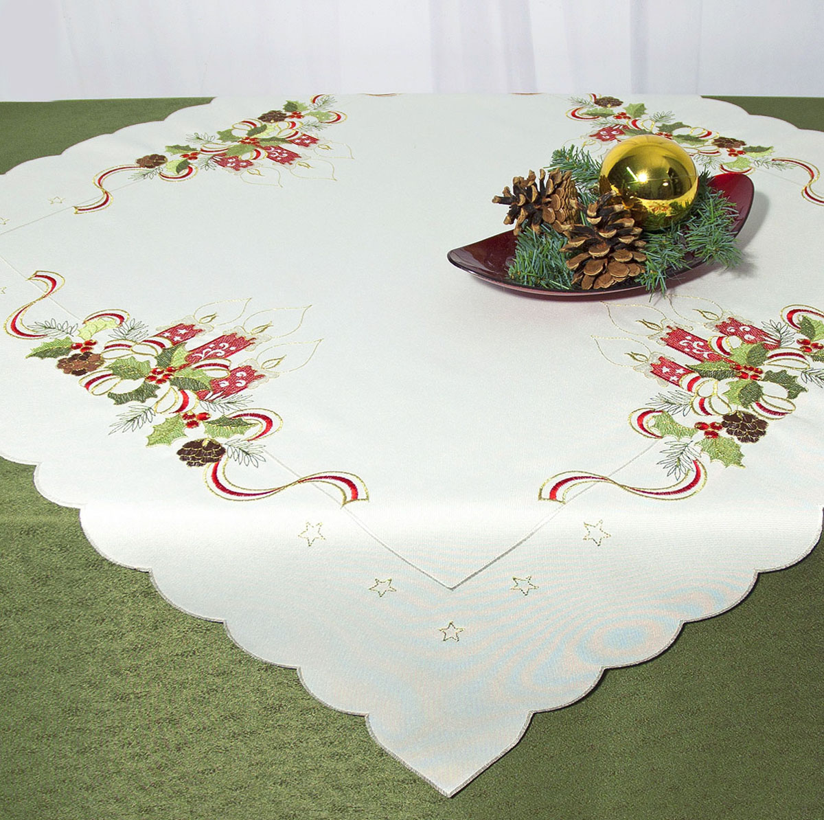 Скатерть Schaefer, квадратная, цвет: белый, 85 x 85 см. 07488-10007488-100 Скатерть Schaefer, квадратная, цвет: белый, 85 x 85 см. 07488-10007488-100Скатерть Schaefer изготовлена из полиэстера и украшена новогодней вышивкой. Изделия из полиэстера легко стирать: они не мнутся, не садятся и быстро сохнут, они более долговечны, чем изделия из натуральных волокон. Кроме того, ткань обладает водоотталкивающими свойствами. Такая скатерть будет просто не заменима на кухне, а особенно на вашем обеденном столе на даче под открытым небом. Скатерть Schaefer не останется без внимания ваших гостей, а вас будет ежедневно радовать ярким дизайном и несравненным качеством. Немецкая компания Schaefer создана в 1921 году. На протяжении всего времени существования она создает уникальные коллекции домашнего текстиля для гостиных, спален, кухонь и ванных комнат. Дизайнерские идеи немецких художников компании Schaefer воплощаются в текстильных изделиях, которые сделают ваш дом красивее и уютнее и не останутся незамеченными вашими гостями. Дарите себе и близким красоту каждый день! Изысканный...